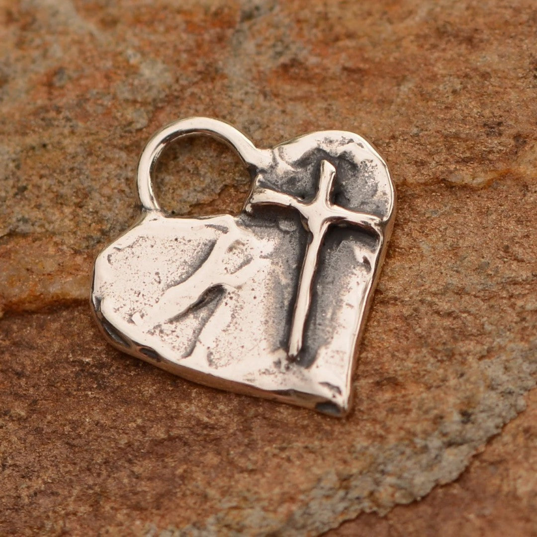 Сребърно бижу 925 – Вяра в любовта, миниатюрен християнски медальон, сърце с кръст, символ на духовна обич, ръчна изработка  ArtDiva