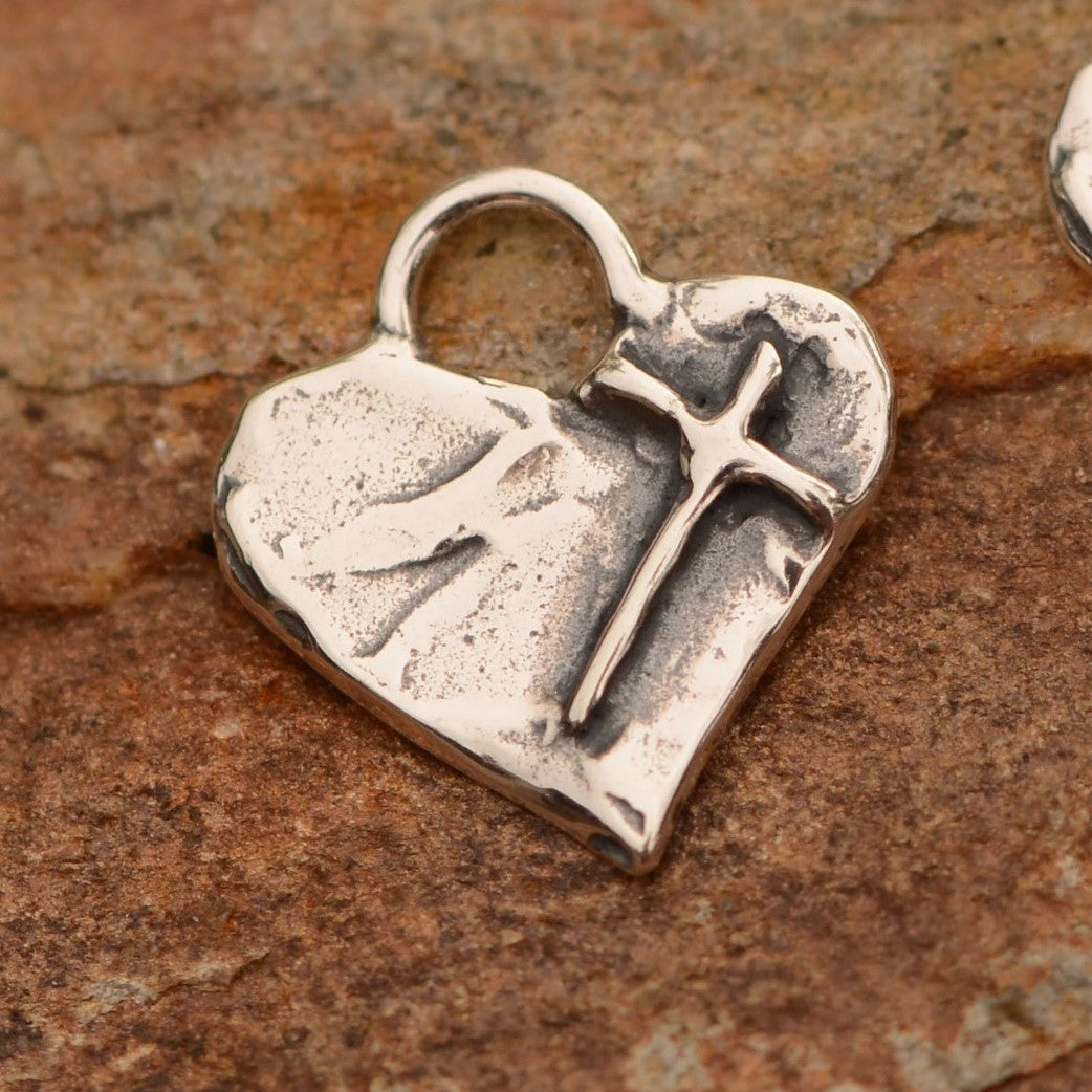 Сребърно бижу 925 – Вяра в любовта, миниатюрен християнски медальон, сърце с кръст, символ на духовна обич, ръчна изработка  ArtDiva