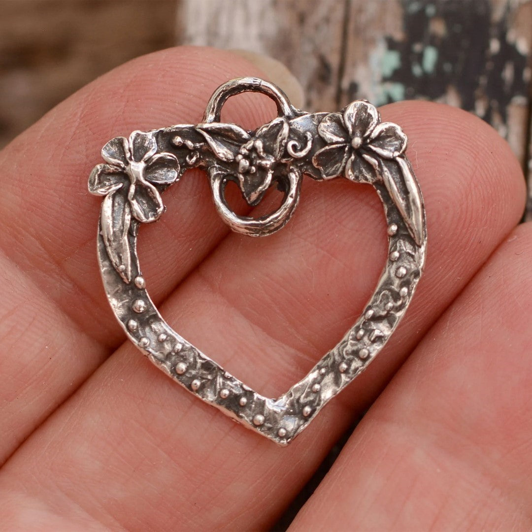 Сребърно бижу 925 – медальон „Отворено сърце“, талисман за любов и нежност, скулптурни бижута, бохо стил, ръчна изработка, подходящ подарък за майка, дъщеря или приятелка  Арт Дива