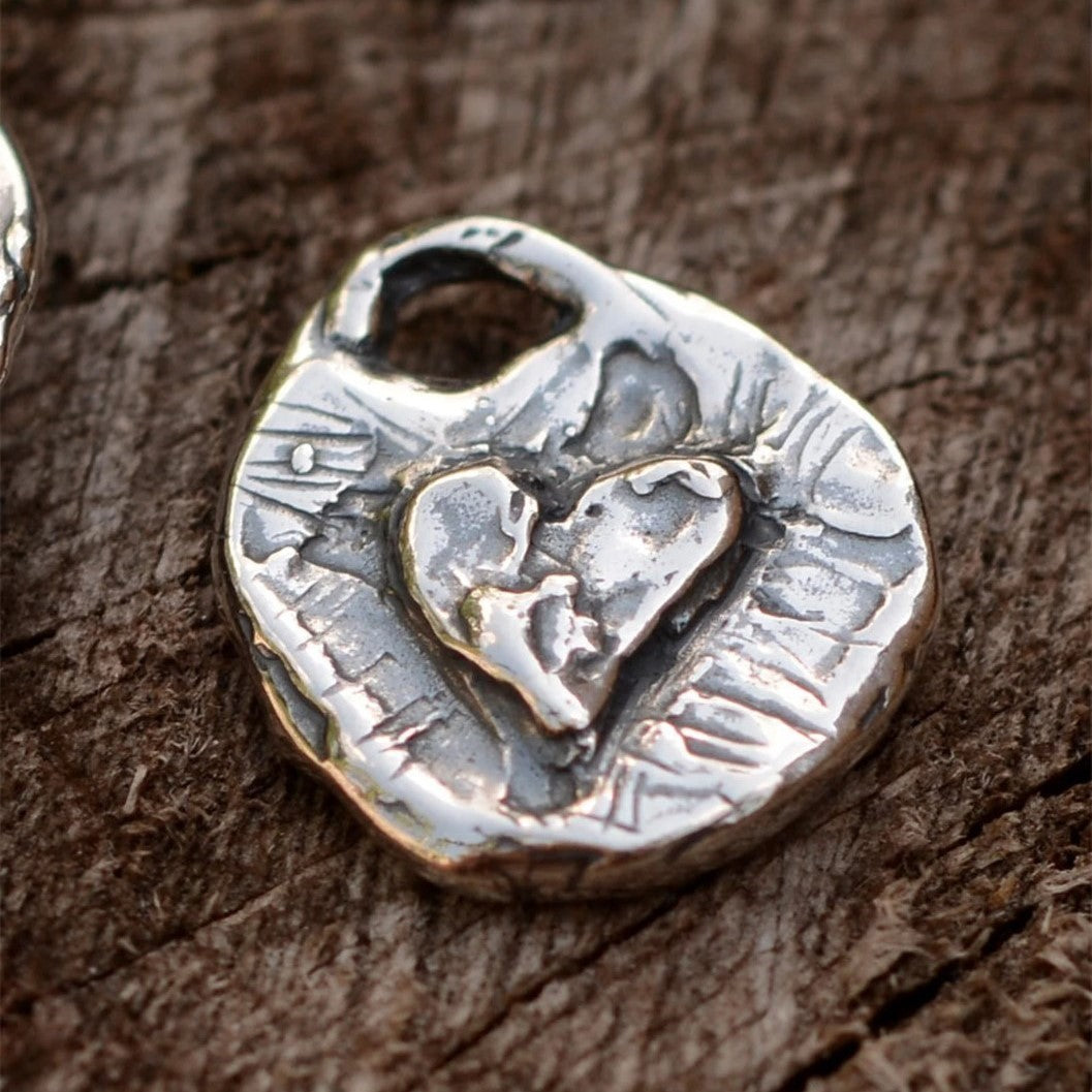 Сребърно бижу 925 – медальон „Сърце с LOVE“, талисман за Любов, емоционална връзка и обич, бохо стил, ръчна изработка Арт Дива
