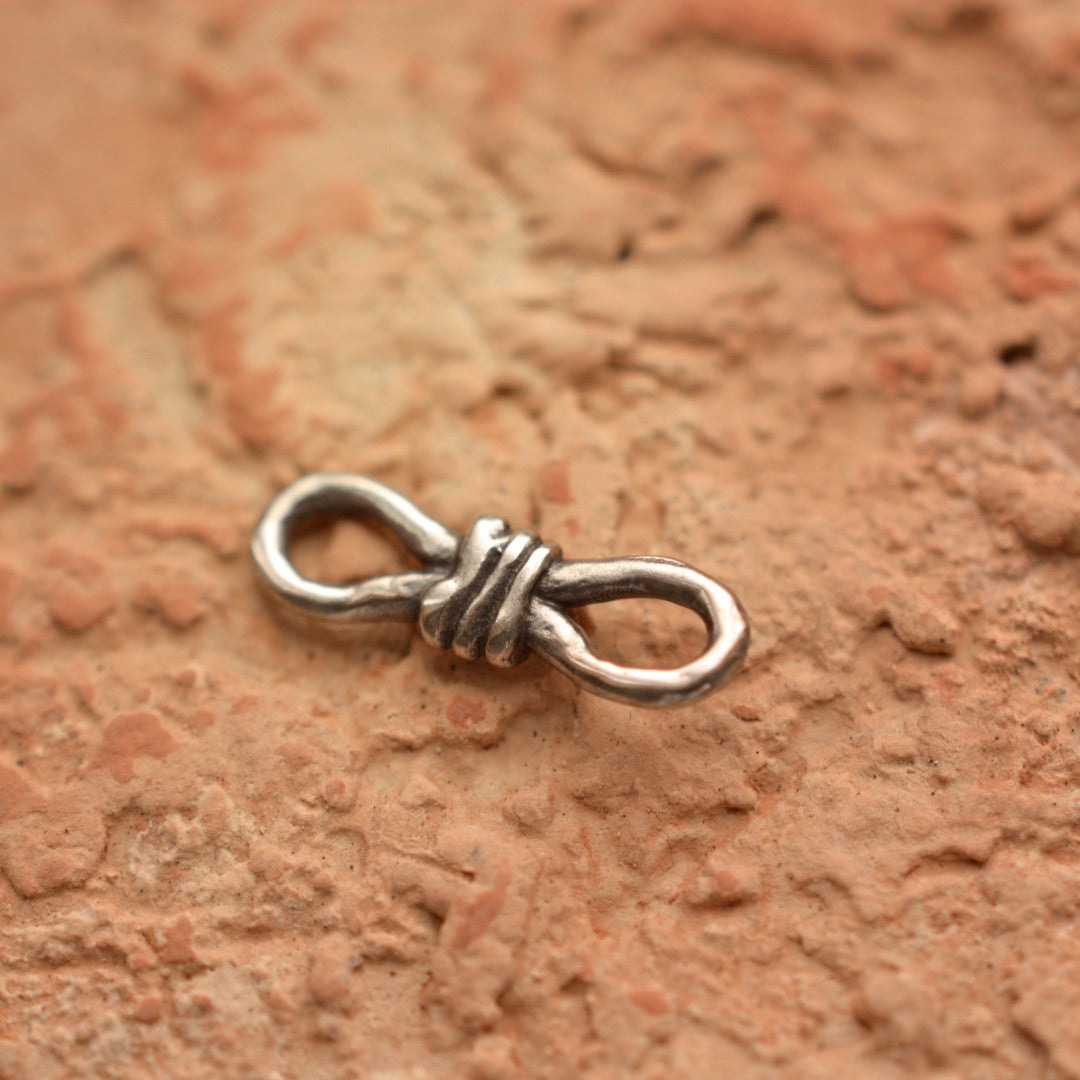 Сребърно бижу 925 – възел за безкрайна любов, ръчна висулка със символ на вечността, подходяща за гривна или колие | ArtDiva Рустик скулптурни бижута.