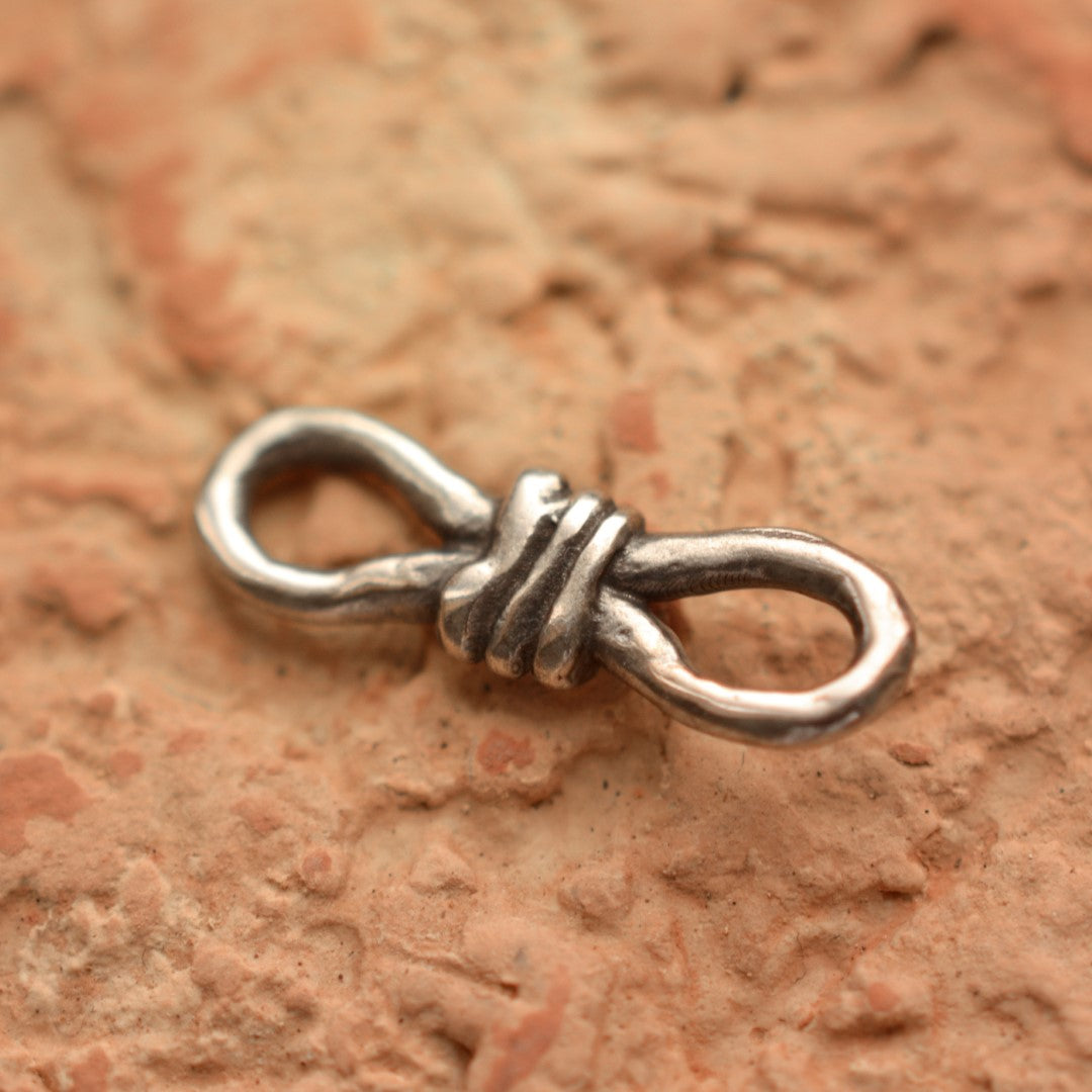 Сребърно бижу 925 – възел за безкрайна любов, ръчна висулка със символ на вечността, подходяща за гривна или колие | ArtDiva Рустик скулптурни бижута.