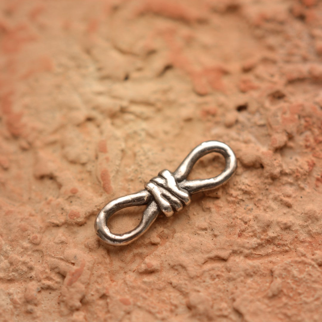 Сребърно бижу 925 – възел за безкрайна любов, ръчна висулка със символ на вечността, подходяща за гривна или колие | ArtDiva Рустик скулптурни бижута.