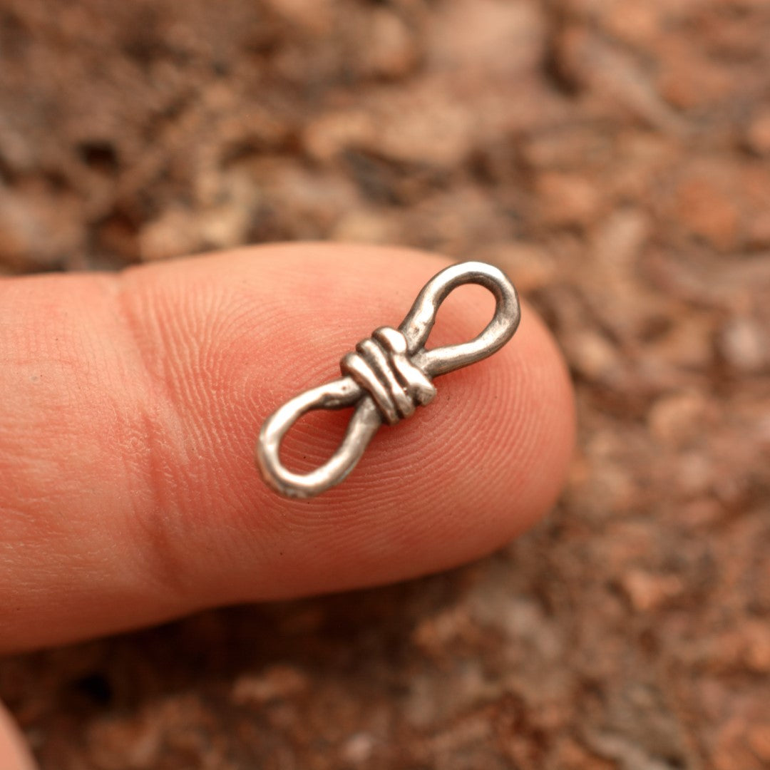 Сребърно бижу 925 – възел за безкрайна любов, ръчна висулка със символ на вечността, подходяща за гривна или колие | ArtDiva Рустик скулптурни бижута.