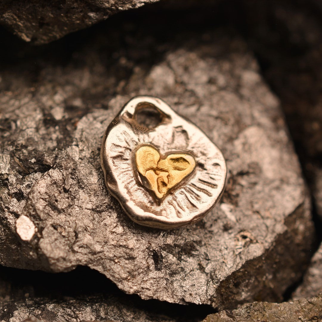 Сребърен медальон 925 „Златно сърце Love“ | Амулет на любов и светлина | Ръчно изработено бижу със златни акценти от ArtDiva | Бохо – Рустик – Скулптурно бижу