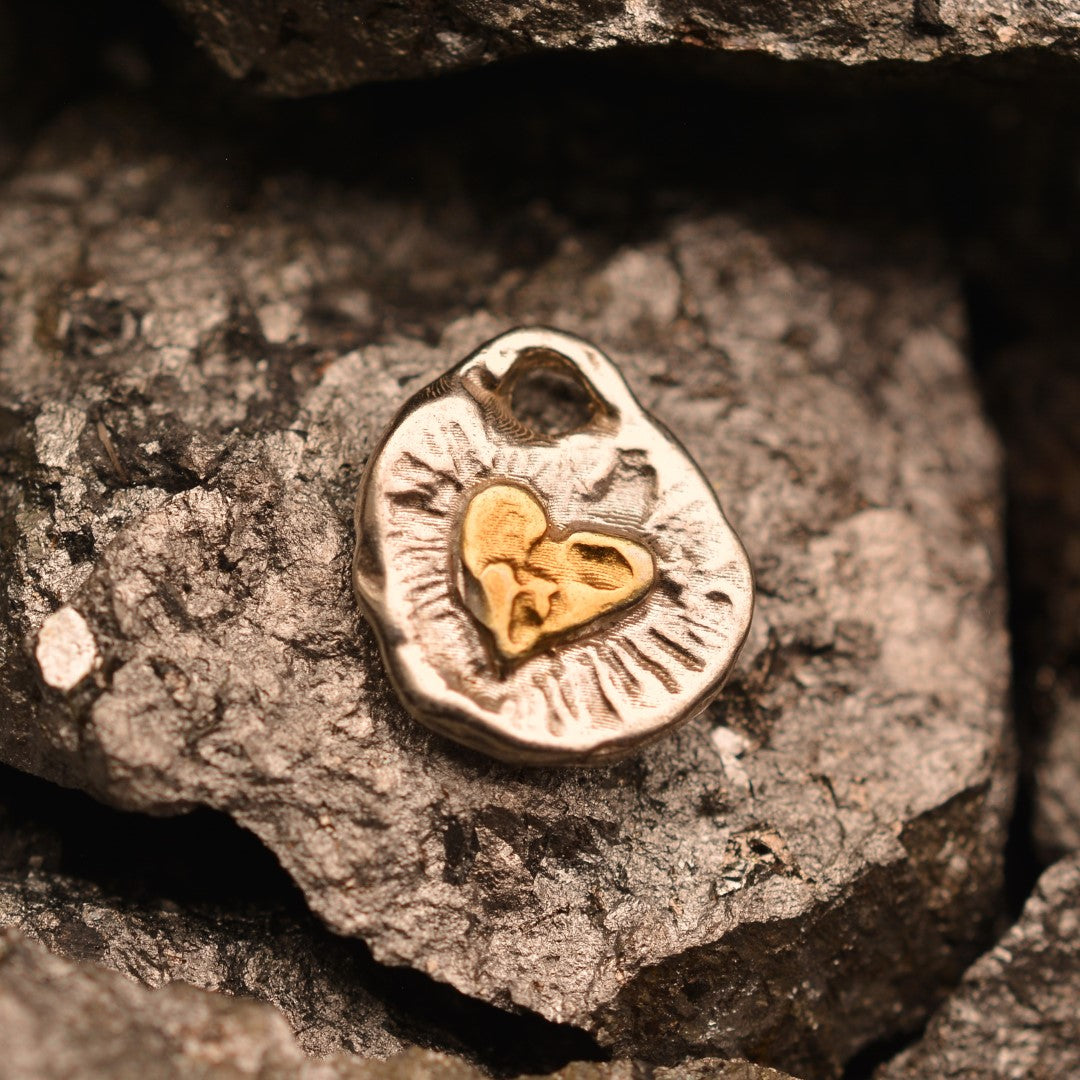 Сребърен медальон 925 „Златно сърце Love“ | Амулет на любов и светлина | Ръчно изработено бижу със златни акценти от ArtDiva | Бохо – Рустик – Скулптурно бижу