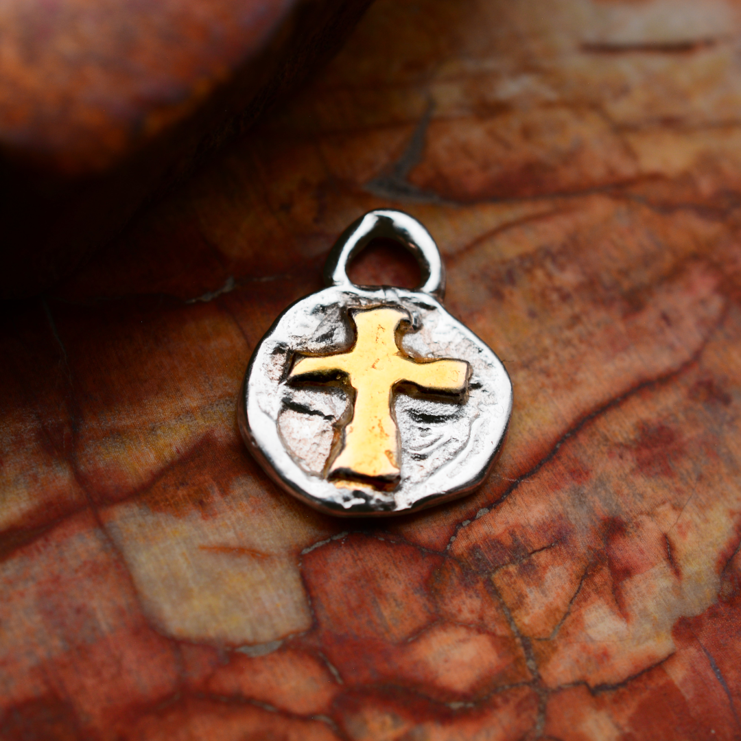 Сребърно Бижу 925 – Медальон с Релефен Кръст, Талисман за Вяра и Духовна Сила, Бохо Стил, Ръчна Изработка, Подходящ Подарък | ArtDiva Скулптурни Бижута | Колекция „Блясък“ със Златни Акценти