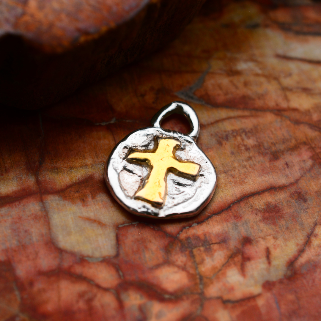 Сребърно Бижу 925 – Медальон с Релефен Кръст, Талисман за Вяра и Духовна Сила, Бохо Стил, Ръчна Изработка, Подходящ Подарък | ArtDiva Скулптурни Бижута | Колекция „Блясък“ със Златни Акценти