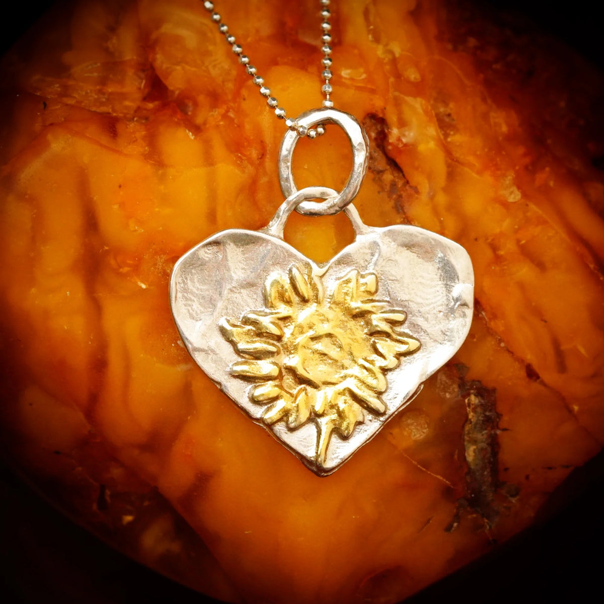 Сребърен медальон 925 „Сърце със слънчоглед“ | Ръчно изработено бижу с позлатени акценти | Бохо – Рустик – Скулптурно бижу | ArtDiva