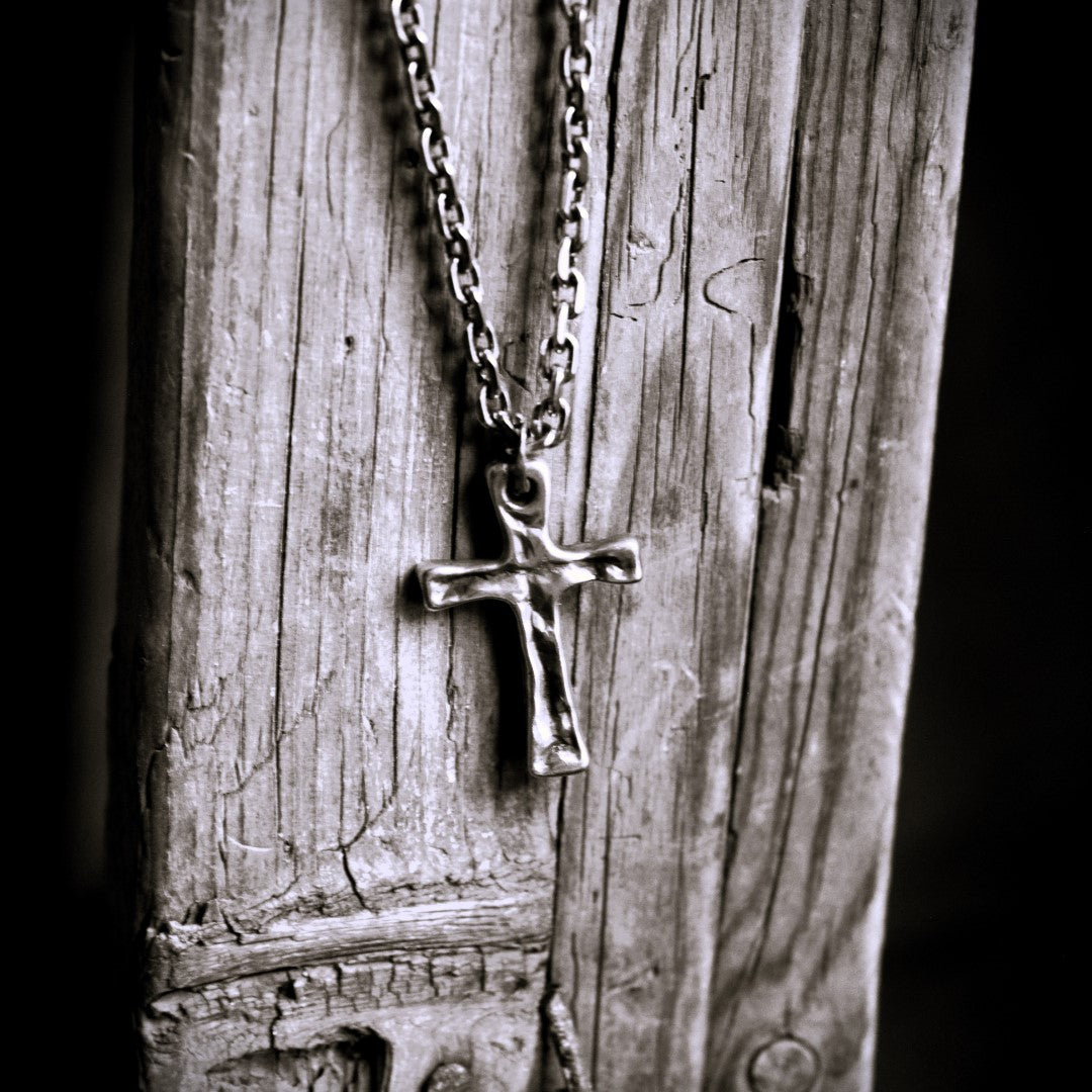 Масивен мъжки сребърен кръст 925 – ръчно изработен бохо-рустик медальон, символ на сила и вяра, артистично бижу от Арт Дива.