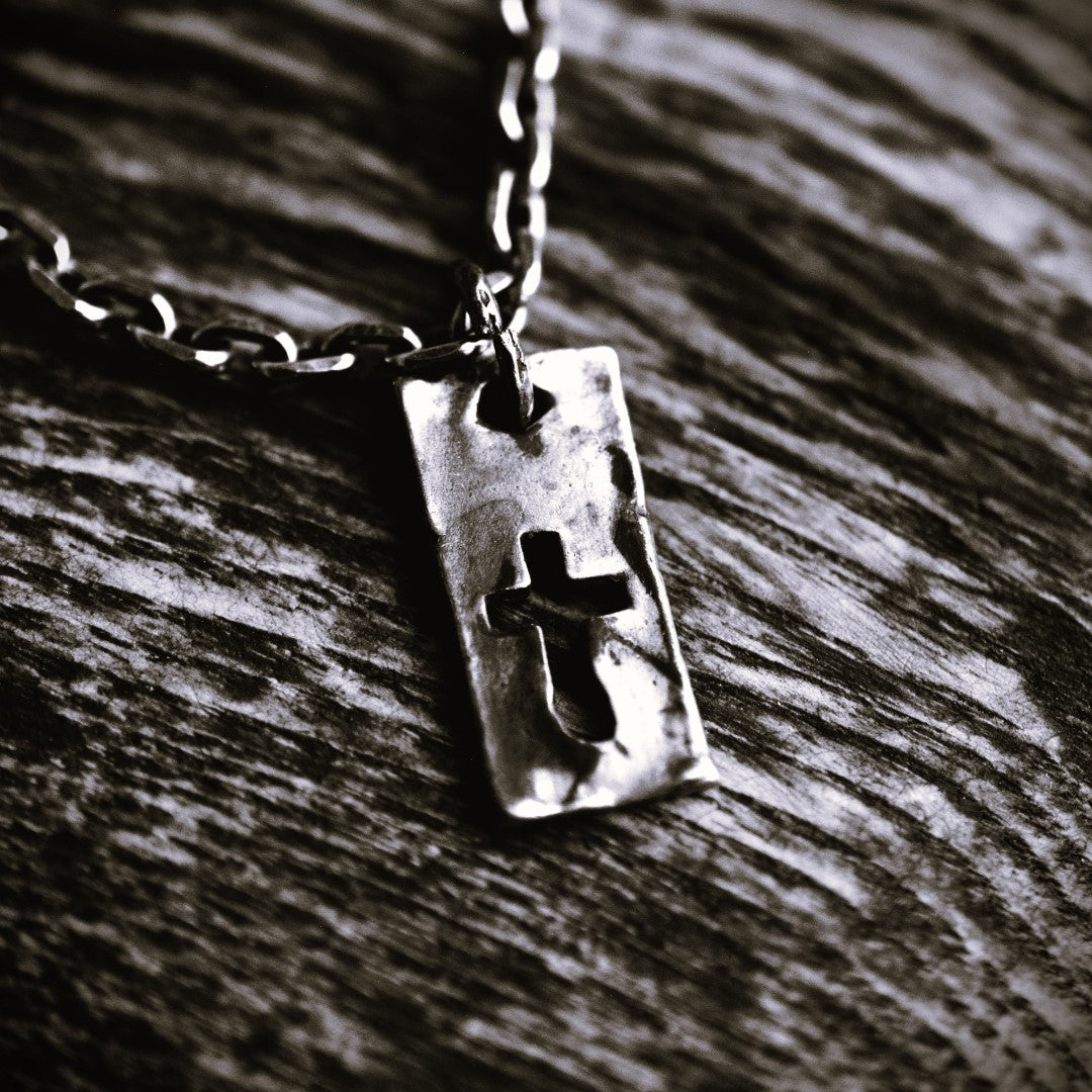 Сребърен медальон 925 „Плочка с кръст“ – мъжко бижу със сила и характер | Арт Дива