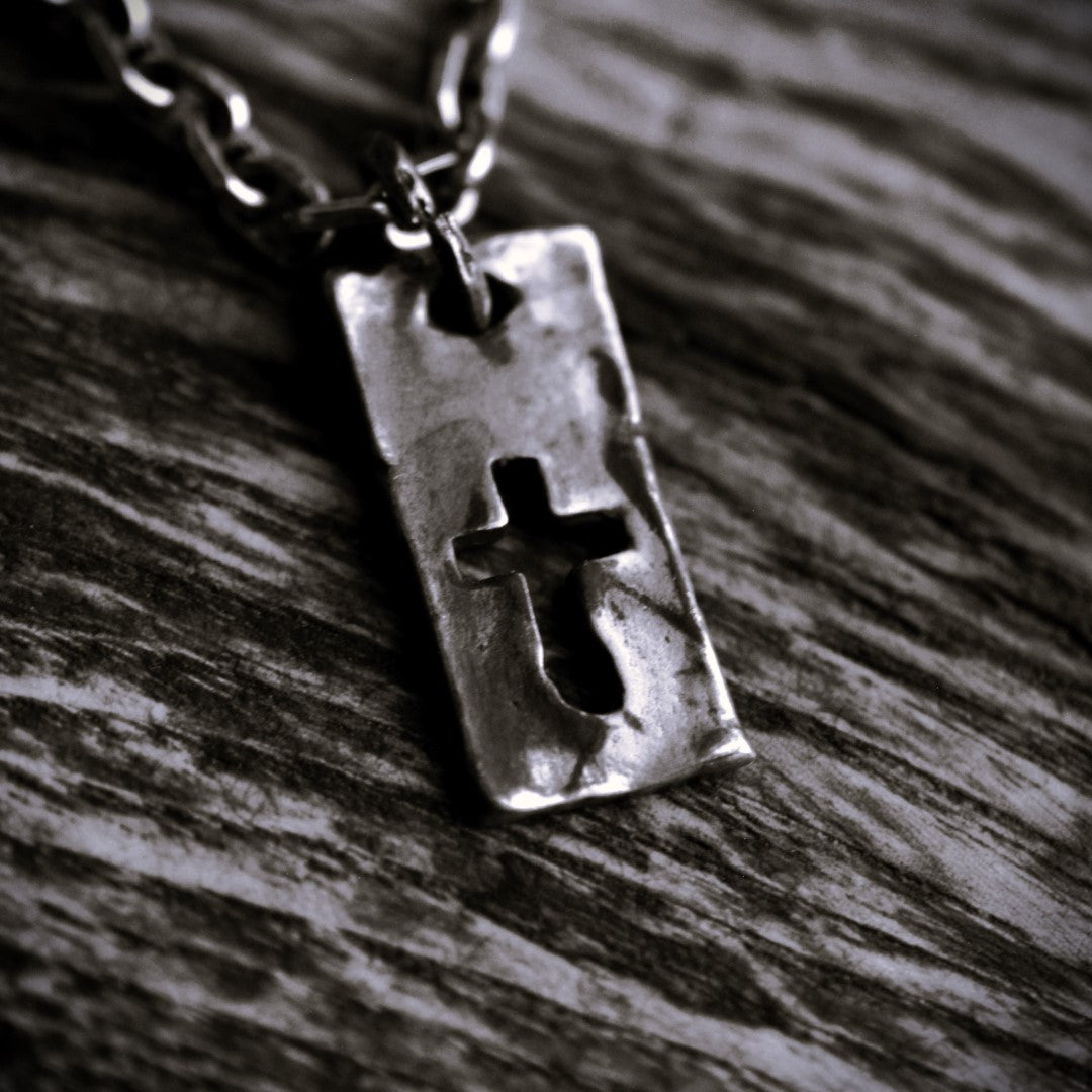 Сребърен медальон 925 „Плочка с кръст“ – мъжко бижу със сила и характер | Арт Дива