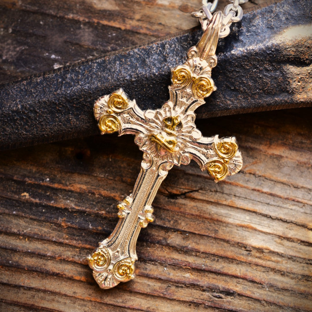 Сребърен медальон 925 „Орнаментален кръст със Светото Сърце на Исус“ със златни акценти | Ръчно изработено скулптурно бижу | Арт Дива