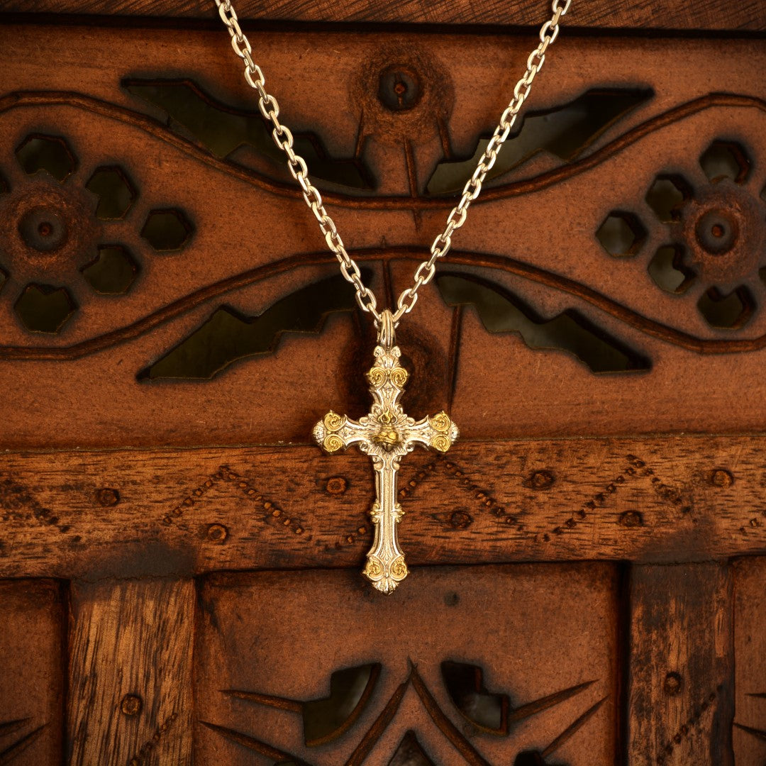 Сребърен медальон 925 „Орнаментален кръст със Светото Сърце на Исус“ със златни акценти | Ръчно изработено скулптурно бижу | Арт Дива