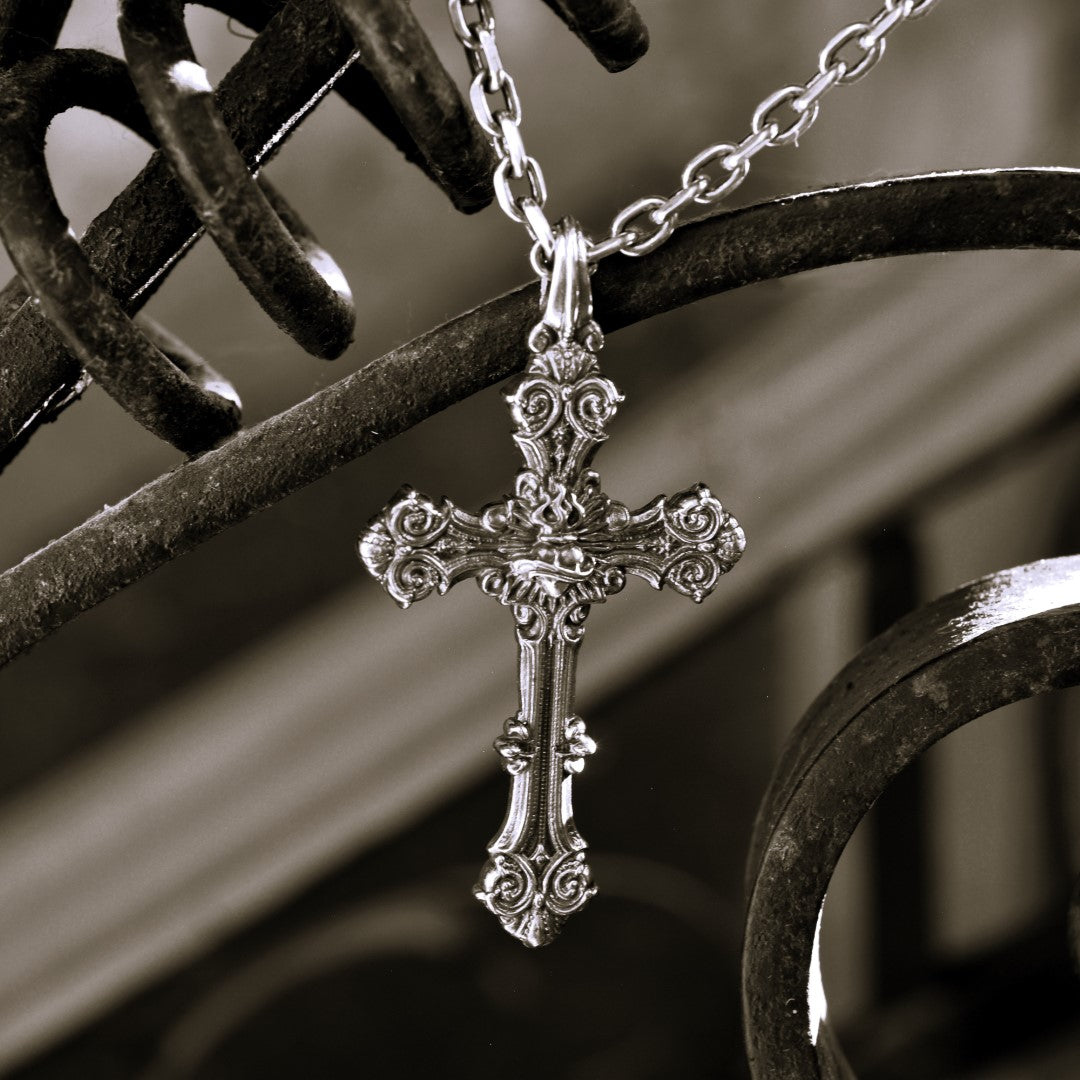 Сребърен медальон 925 „Орнаментален кръст със Светото Сърце на Исус“ | Оксидирано скулптурно бижу | Арт Дива