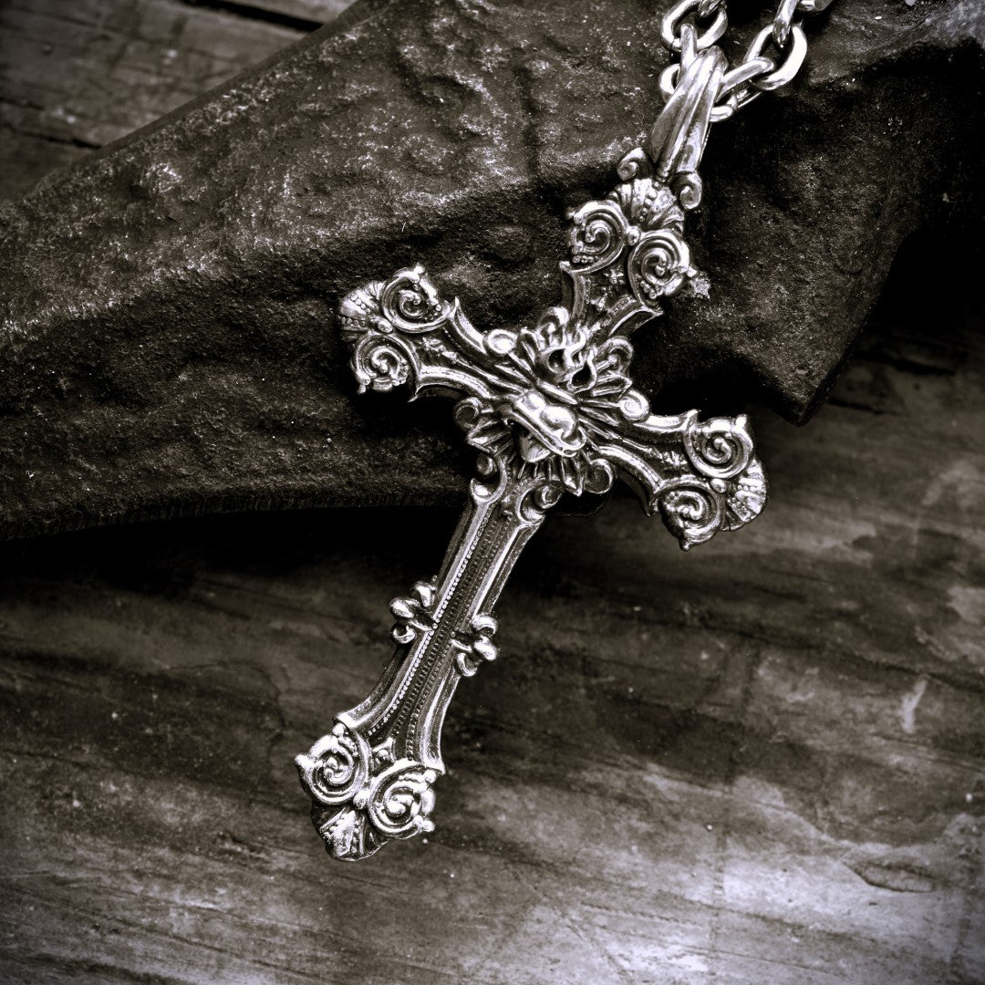 Сребърен медальон 925 „Орнаментален кръст със Светото Сърце на Исус“ | Оксидирано скулптурно бижу | Арт Дива