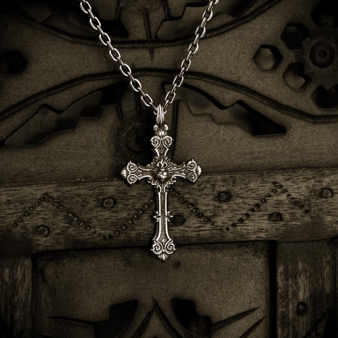 Сребърен медальон 925 „Орнаментален кръст със Светото Сърце на Исус“ | Оксидирано скулптурно бижу | Арт Дива