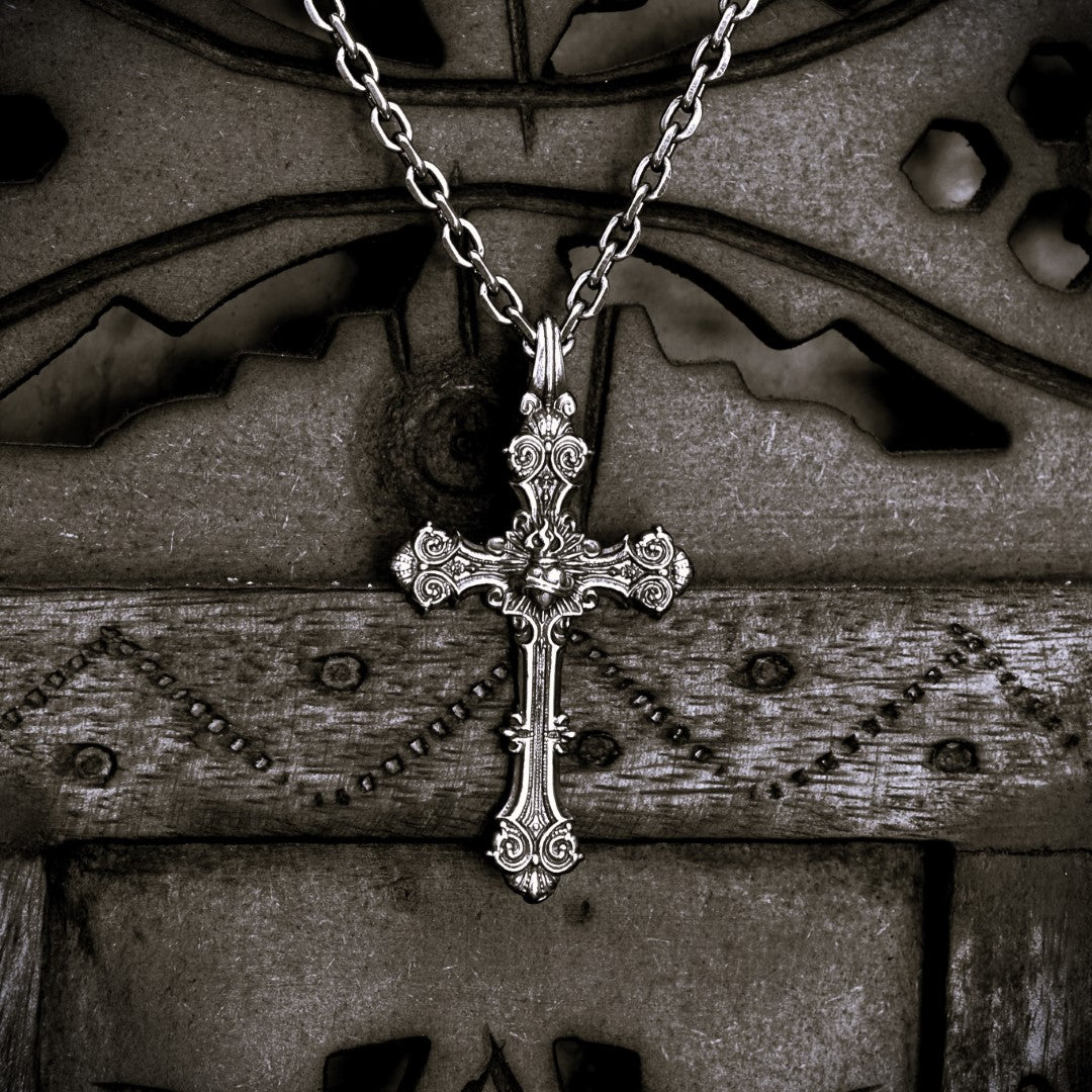 Сребърен медальон 925 „Орнаментален кръст със Светото Сърце на Исус“ | Оксидирано скулптурно бижу | Арт Дива