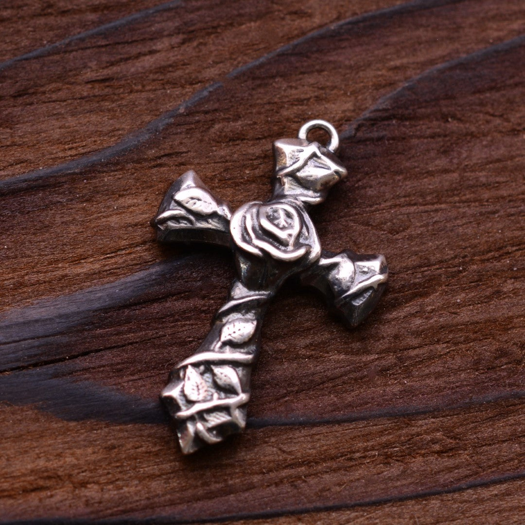 Сребърен медальон кръст 925 с роза – оксидиран бохо-рустик дизайн | Арт Дива