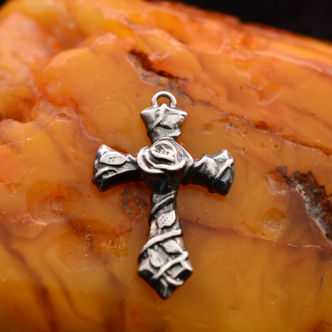 Сребърен медальон кръст 925 с роза – оксидиран бохо-рустик дизайн | Арт Дива