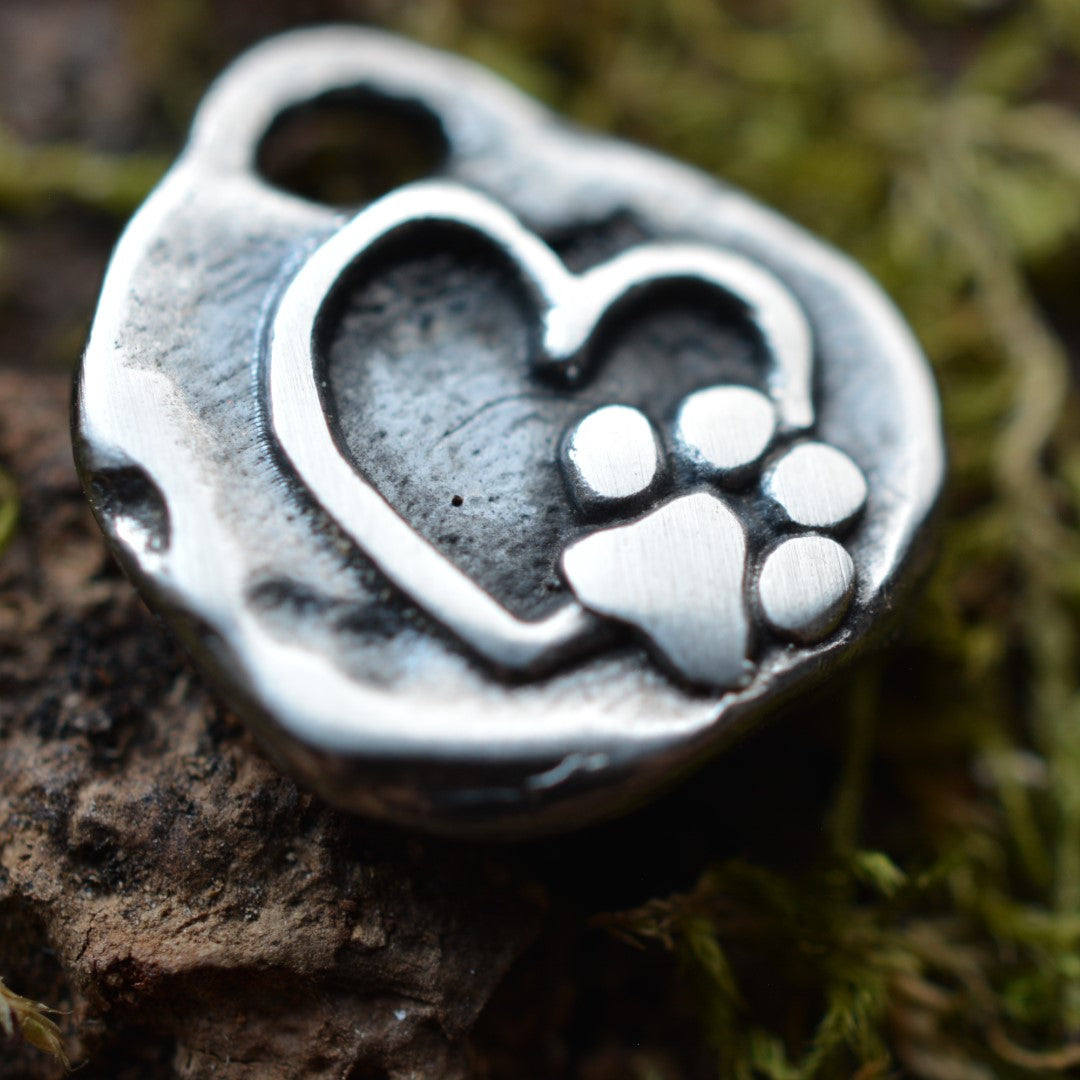 Сребърен медальон сърце с лапичка 925 – за любители на животни | Арт Дива