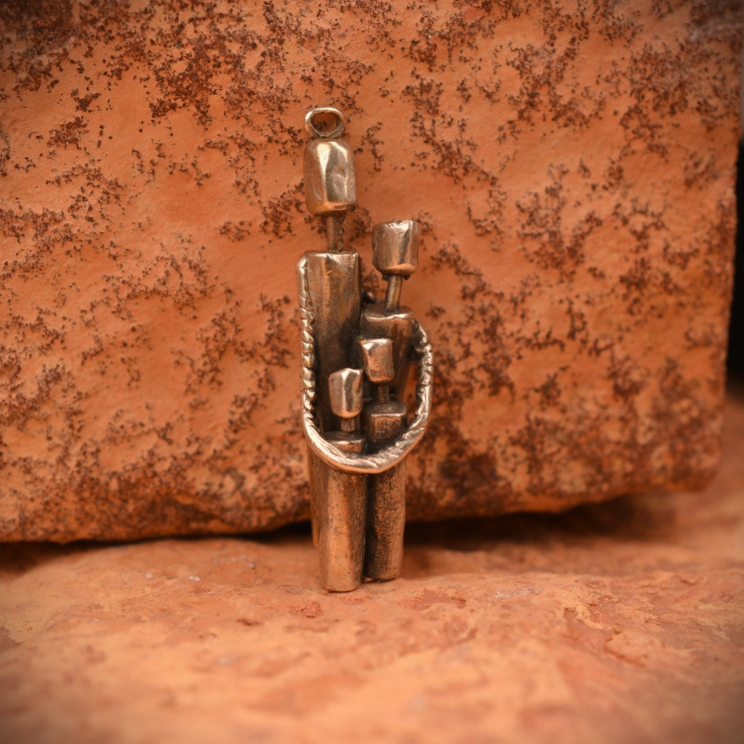 Сребърен медальон 925 „Фамилна сплотеност“ – талисман на единството, любовта и закрилата на семейството | Бохо – рустик – скулптурно бижу | Арт Дива