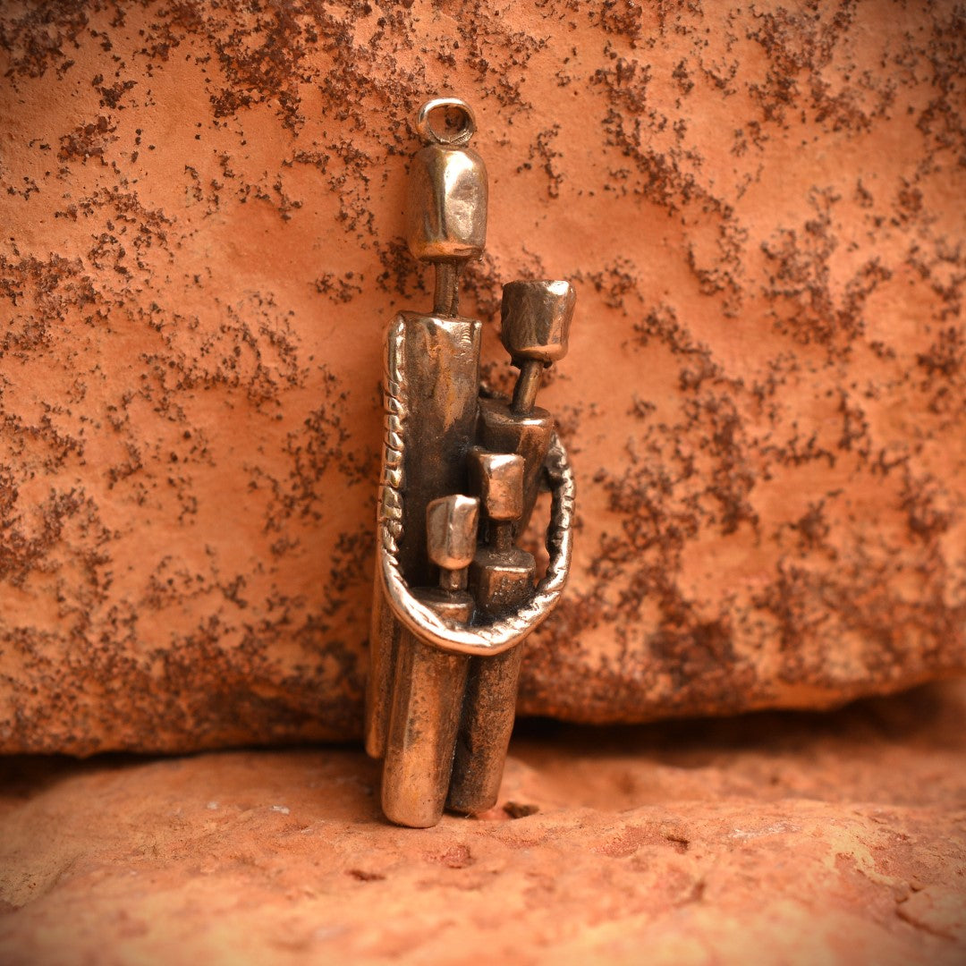 Сребърен медальон 925 „Фамилна сплотеност“ – талисман на единството, любовта и закрилата на семейството | Бохо – рустик – скулптурно бижу | Арт Дива