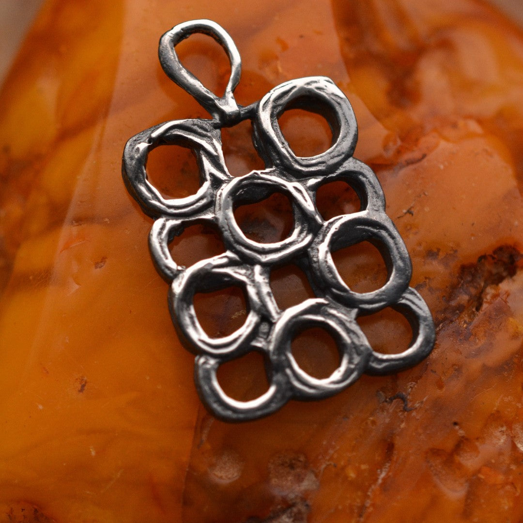 Сребърен медальон 925 „Геометрични кръгове“ – талисман на хармонията, движението и творческата свобода | Бохо – рустик – скулптурно бижу | Арт Дива