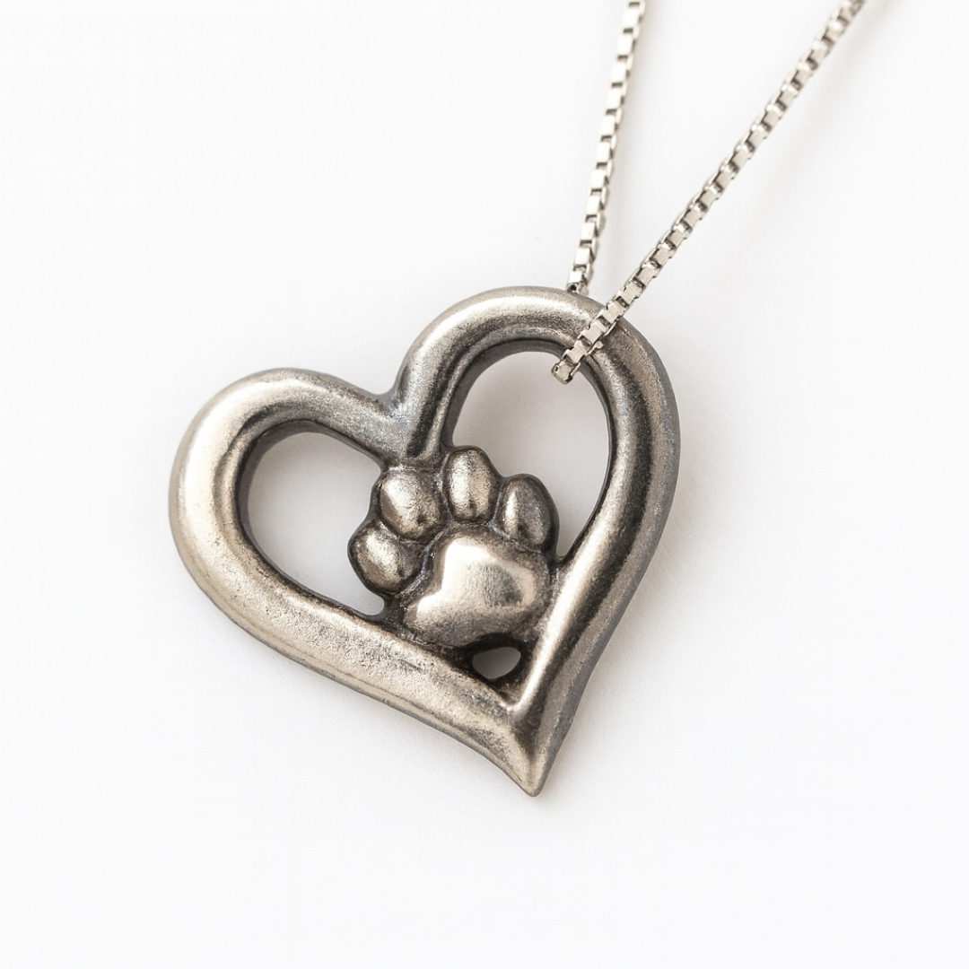 Сребърен медальон 925 „Сърце и лапичка“ – талисман на любовта към животните | Бохо – рустик – скулптурно бижу | Арт Дива