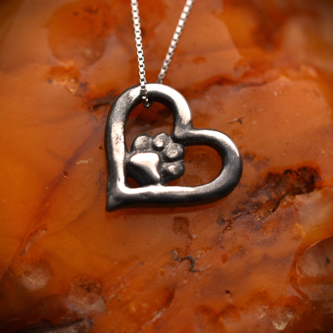 Сребърен медальон 925 „Сърце и лапичка“ – талисман на любовта към животните | Бохо – рустик – скулптурно бижу | Арт Дива