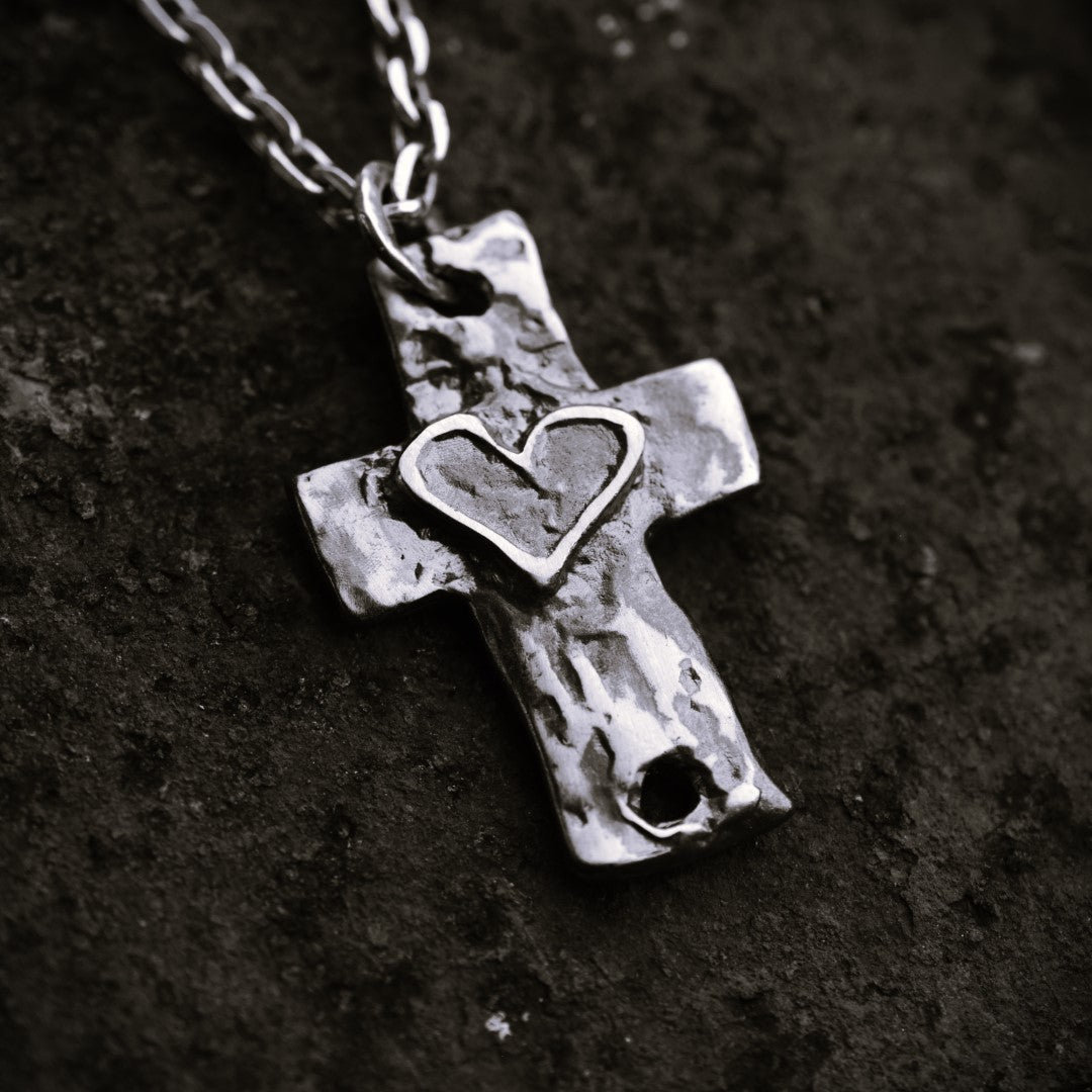 Сребърен медальон 925 „Голям масивен мъжки кръст със сърце“ – талисман на силата, вярата и закрилата | Бохо – рустик – скулптурно бижу | Арт Дива