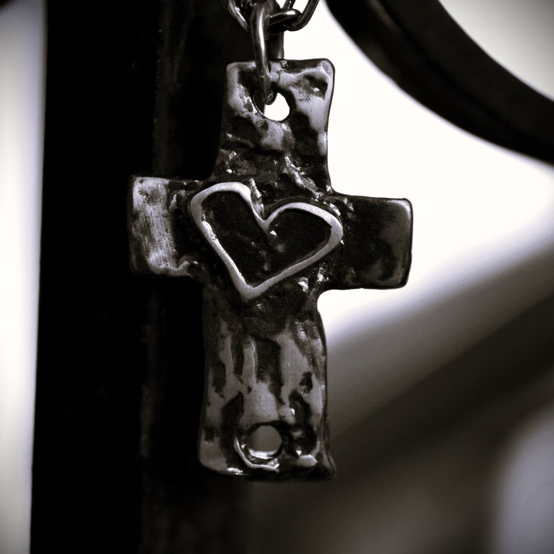 Сребърен медальон 925 „Голям масивен мъжки кръст със сърце“ – талисман на силата, вярата и закрилата | Бохо – рустик – скулптурно бижу | Арт Дива
