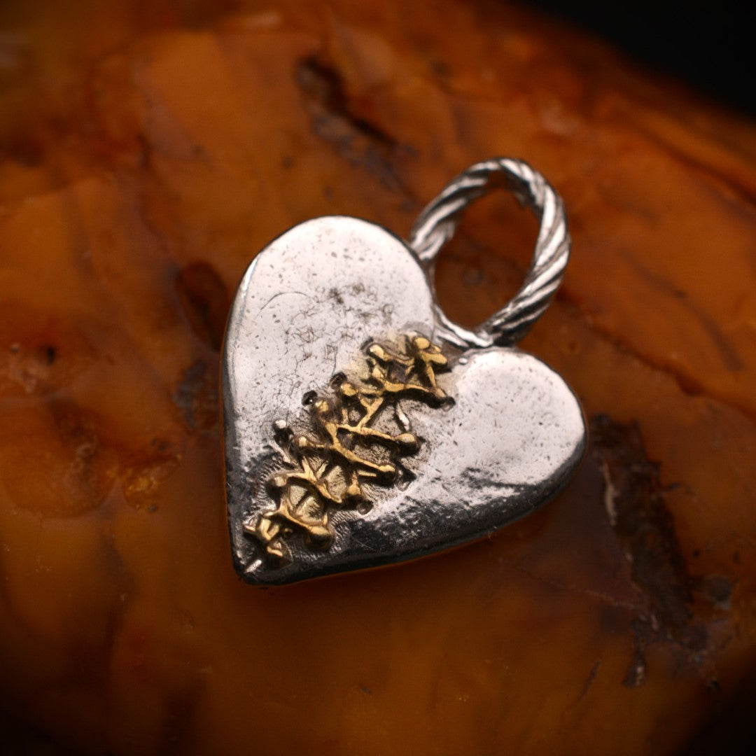 Сребърен медальон 925 „Закърпено сърце“ – талисман на любовта, надеждата и изцелението | Ръчно полирано със златни акценти | Бохо – рустик – скулптурно бижу | Art Diva