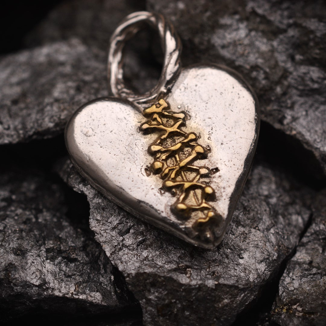 Сребърен медальон 925 „Закърпено сърце“ – талисман на любовта, надеждата и изцелението | Ръчно полирано със златни акценти | Бохо – рустик – скулптурно бижу | Art Diva