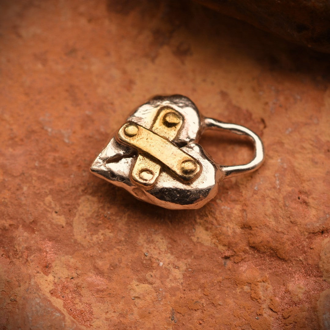 Сребърен медальон 925 „Реставрирано сърце“ – талисман за надежда и ново начало | Ръчно полирано със златни акценти | Бохо – рустик – скулптурно бижу | Арт Дива