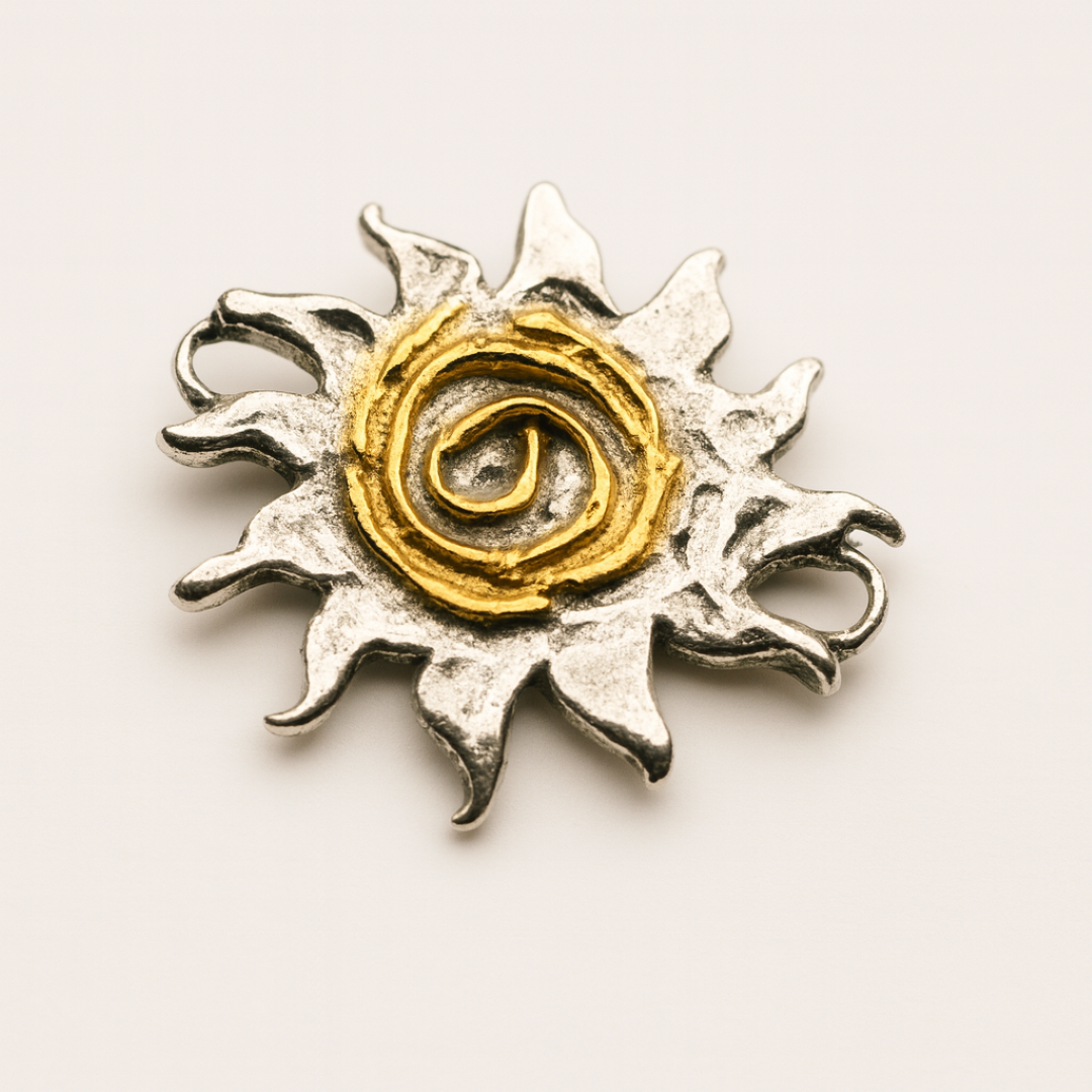 Сребърен медальон 925 „Слънчев спирален символ“ – талисман на енергията, светлината и вътрешната сила | Бохо – рустик – скулптурно бижу | Арт Дива