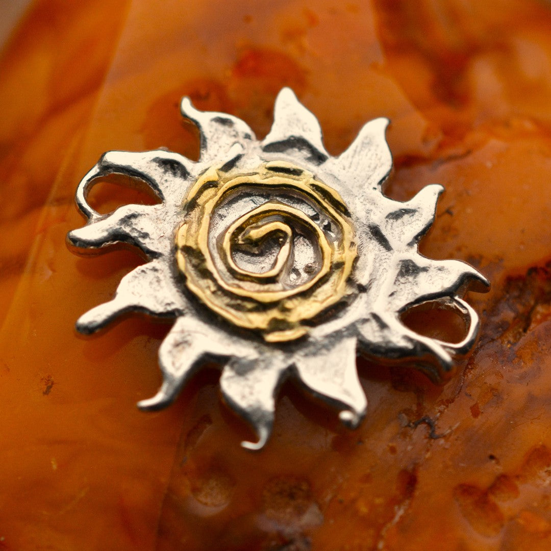 Сребърен медальон 925 „Слънчев спирален символ“ – талисман на енергията, светлината и вътрешната сила | Бохо – рустик – скулптурно бижу | Арт Дива