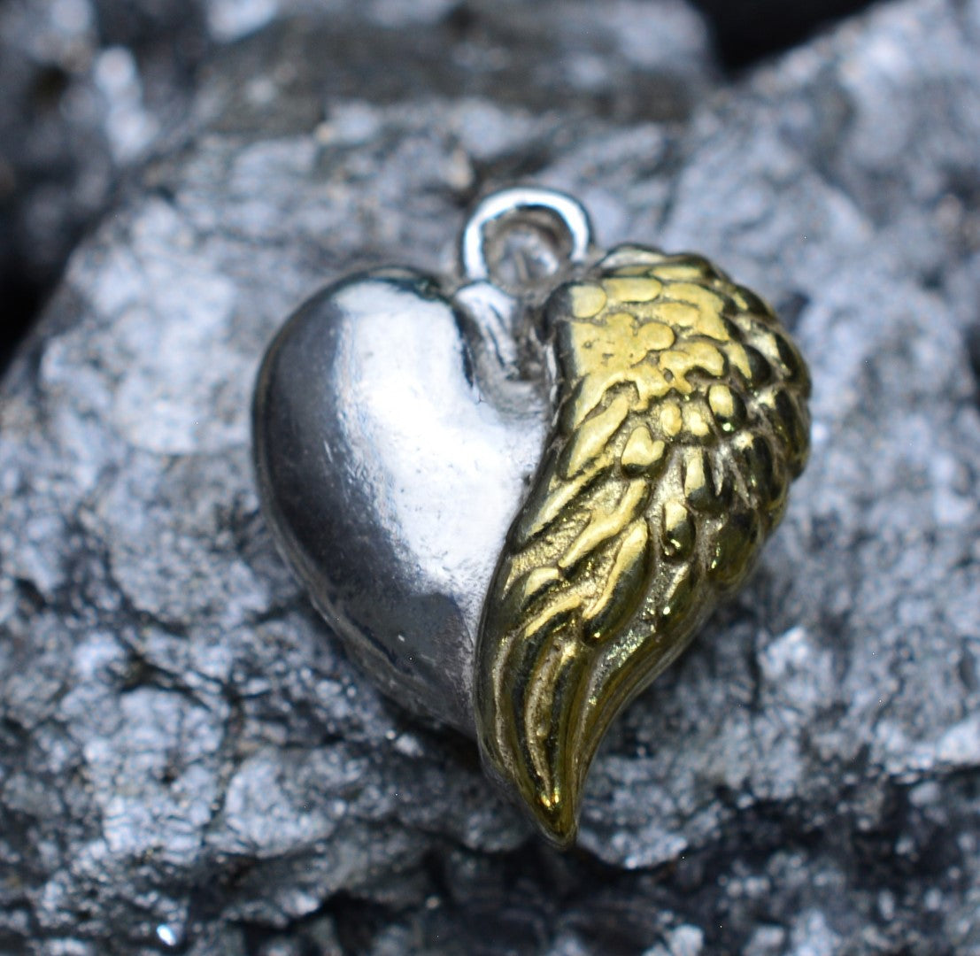 Сребърен медальон 925 „Ангелско сърце“ – символ на обич и закрила | Бохо – рустик – скулптурно бижу | Арт Дива