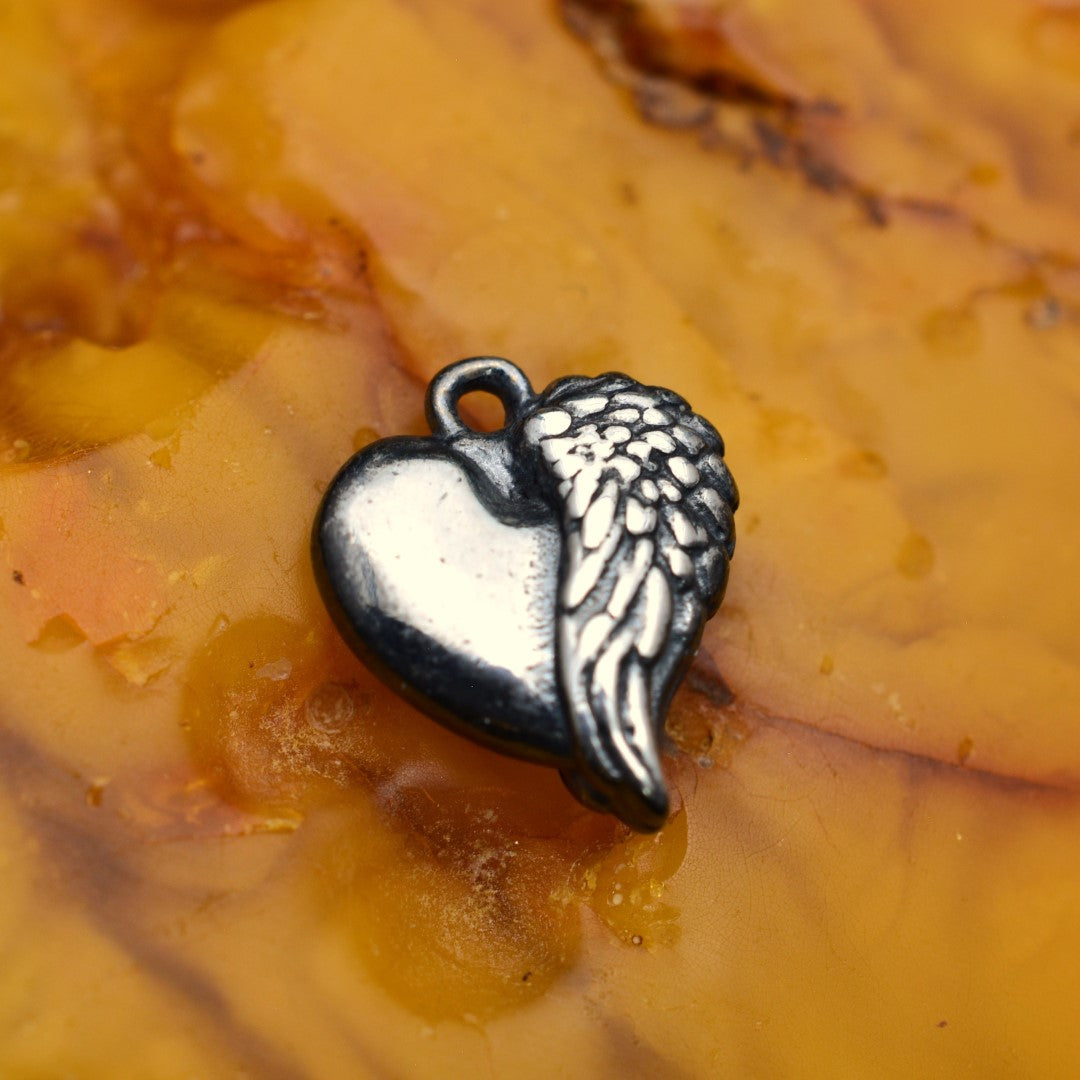 Сребърен медальон 925 „Ангелско сърце“ – символ на обич и закрила | Бохо – рустик – скулптурно бижу | Арт Дива