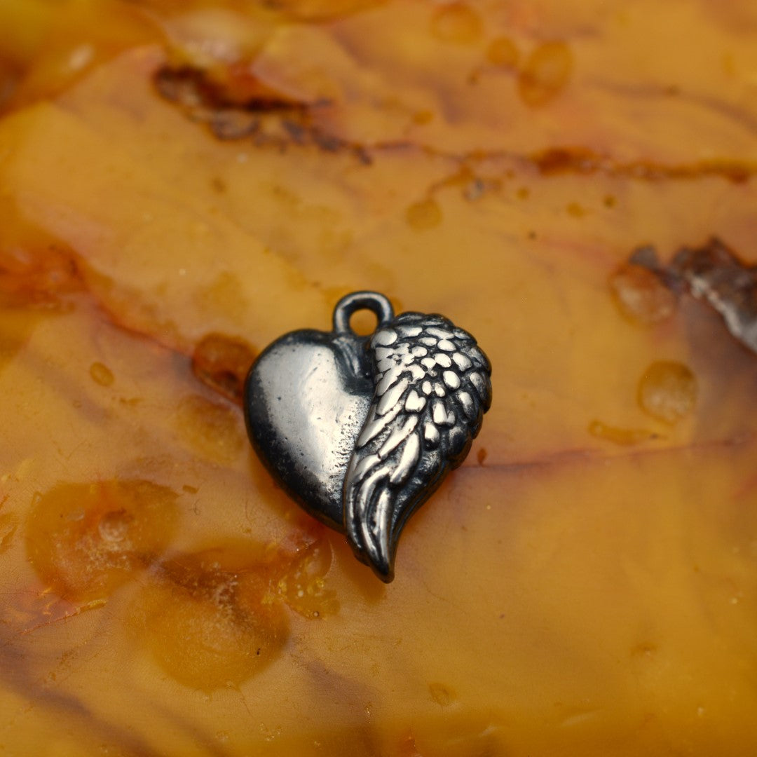 Сребърен медальон 925 „Ангелско сърце“ – символ на обич и закрила | Бохо – рустик – скулптурно бижу | Арт Дива