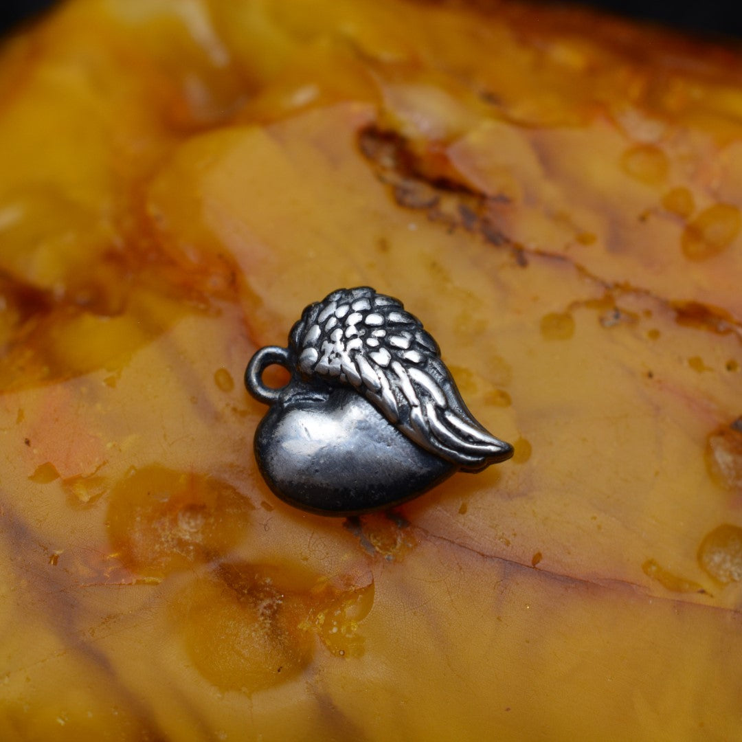 Сребърен медальон 925 „Ангелско сърце“ – символ на обич и закрила | Бохо – рустик – скулптурно бижу | Арт Дива