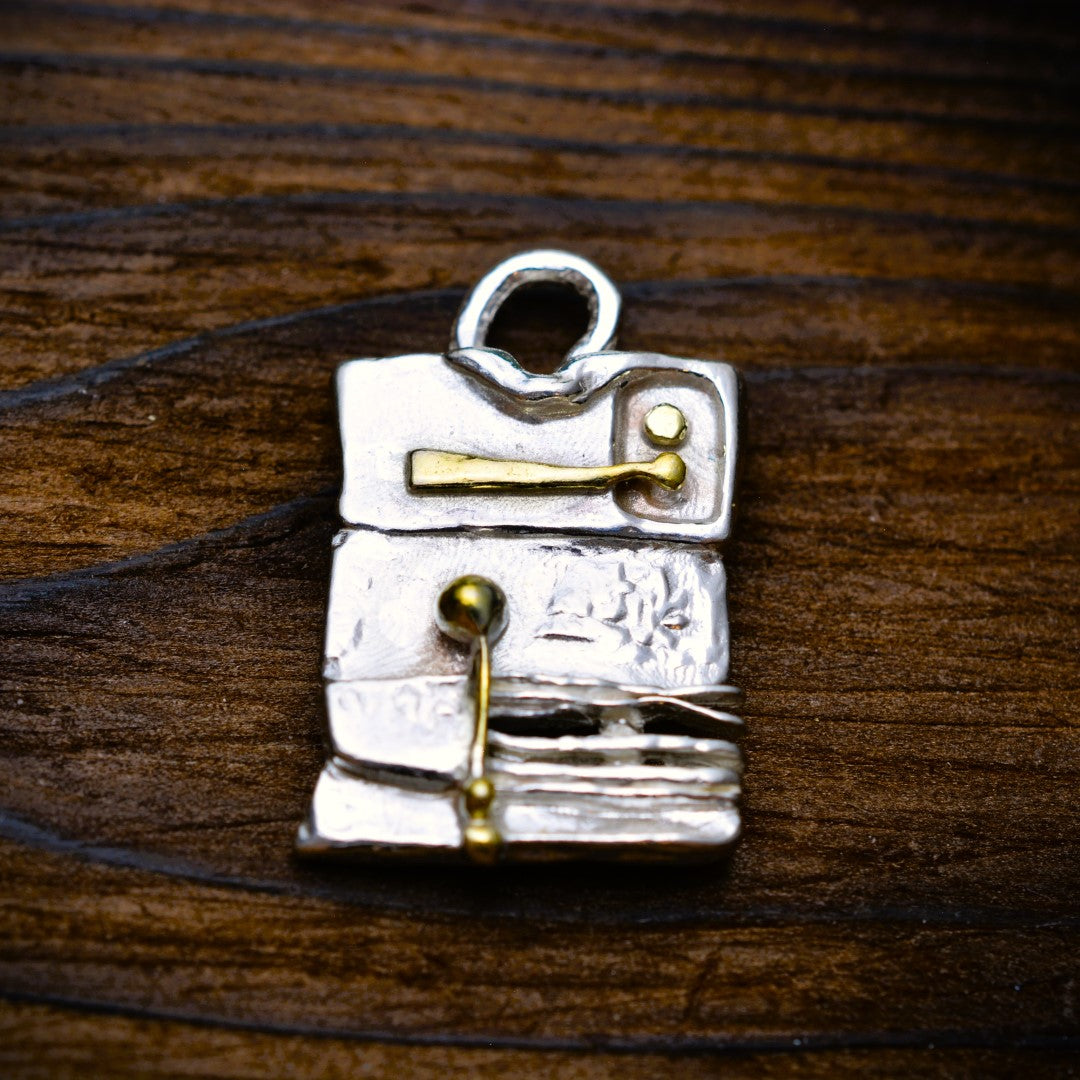 Сребърен медальон 925 „Архитектурна абстракция“ – със златни акценти | Скулптурно бохо–рустик бижу | Арт Дива