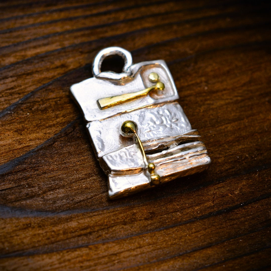 Сребърен медальон 925 „Архитектурна абстракция“ – със златни акценти | Скулптурно бохо–рустик бижу | Арт Дива