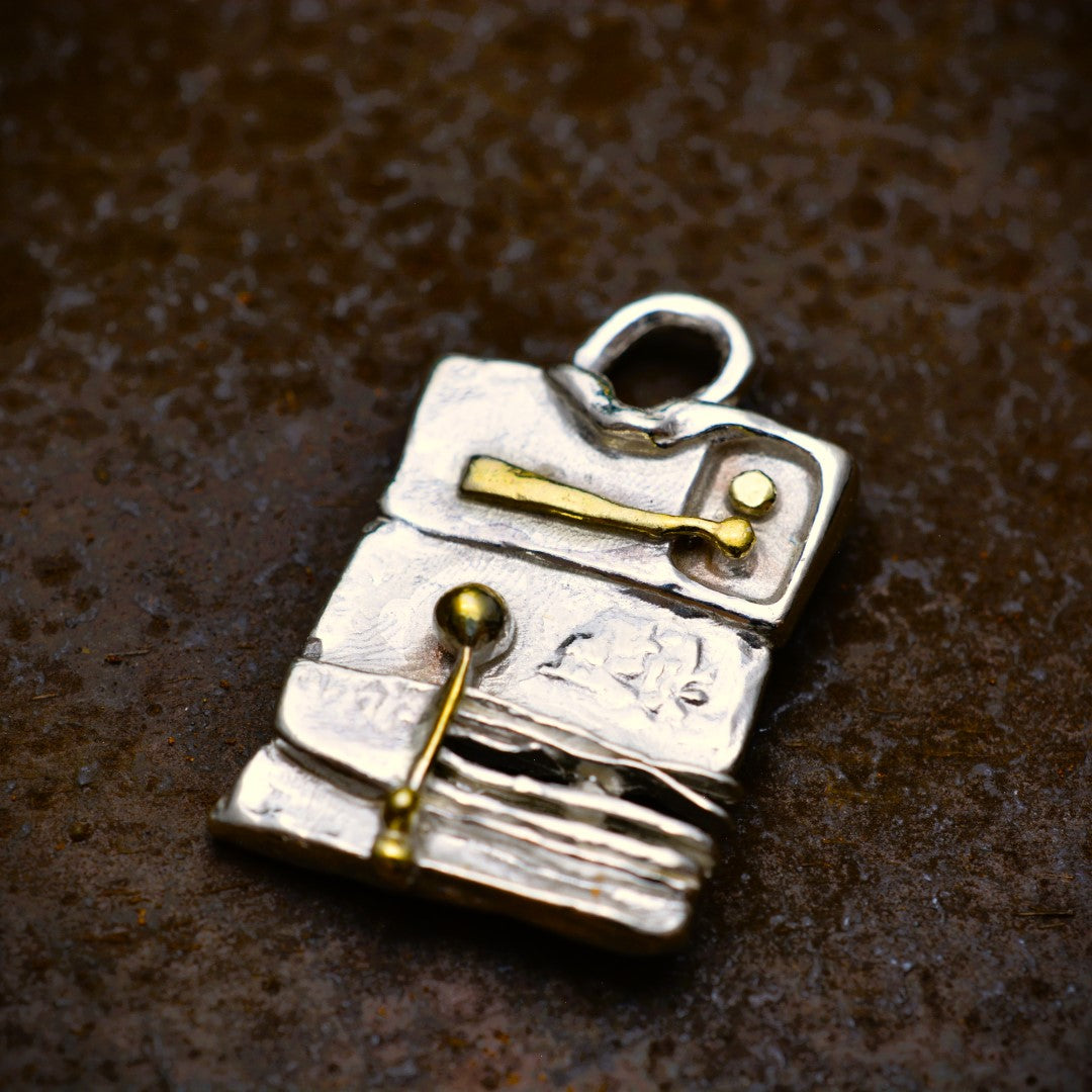 Сребърен медальон 925 „Архитектурна абстракция“ – със златни акценти | Скулптурно бохо–рустик бижу | Арт Дива