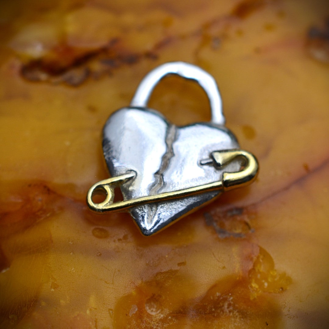 Сребърен медальон 925 „Наранено сърце“ със златни акценти | Бохо – рустик – скулптурно бижу | Арт Дива