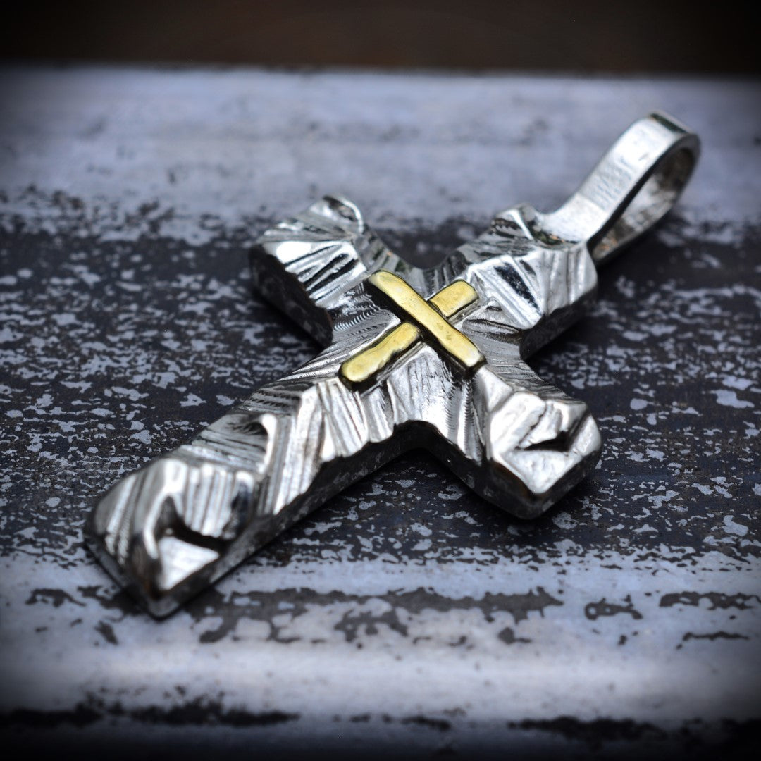 Сребърен медальон 925 „Релефен кръст със златни акценти“ | Символ на вяра и вътрешна сила | Бохо – рустик – скулптурно бижу | Арт Дива
