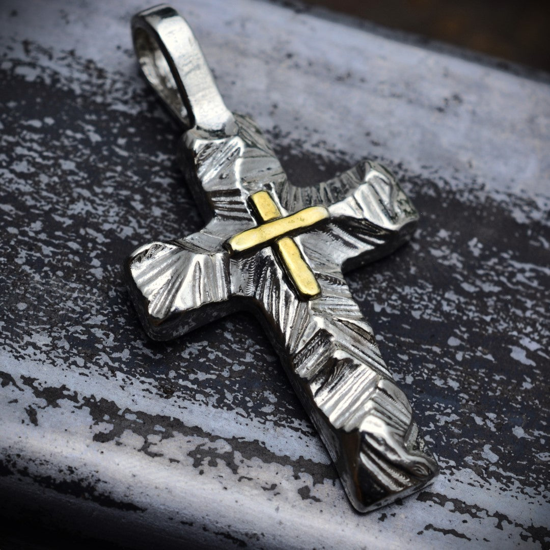 Сребърен медальон 925 „Релефен кръст със златни акценти“ | Символ на вяра и вътрешна сила | Бохо – рустик – скулптурно бижу | Арт Дива