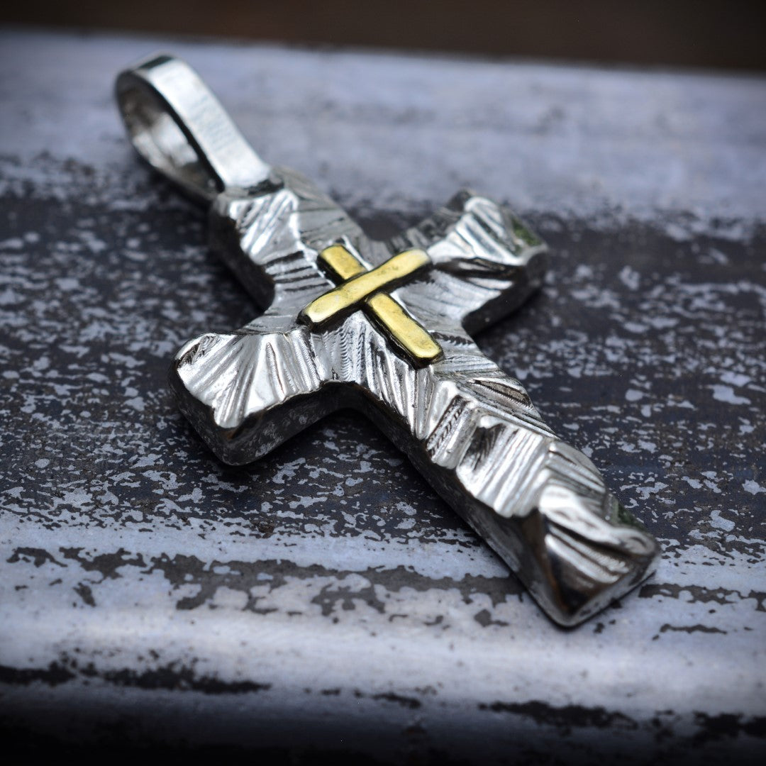 Сребърен медальон 925 „Релефен кръст със златни акценти“ | Символ на вяра и вътрешна сила | Бохо – рустик – скулптурно бижу | Арт Дива