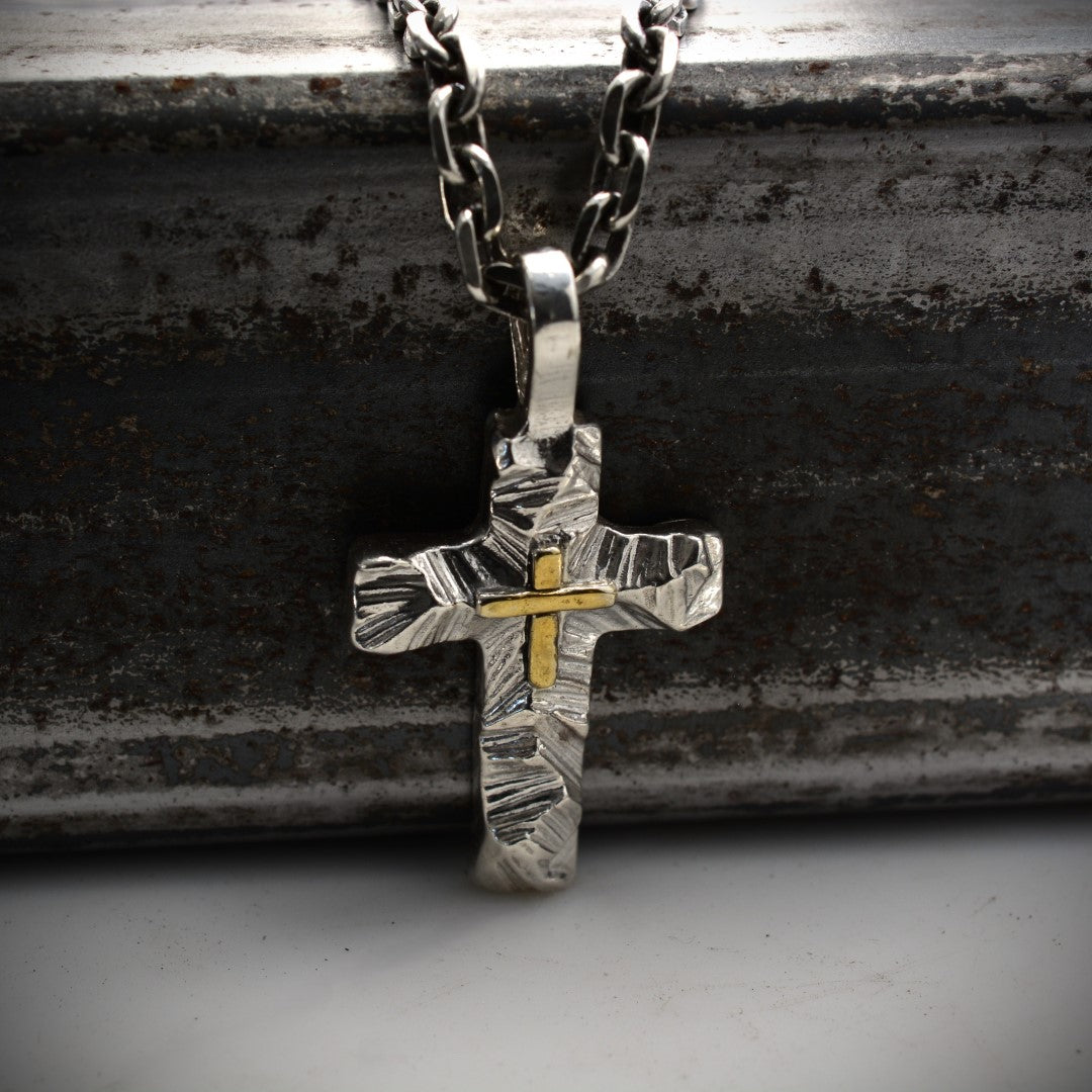 Сребърен медальон 925 „Релефен кръст със златни акценти“ | Символ на вяра и вътрешна сила | Бохо – рустик – скулптурно бижу | Арт Дива