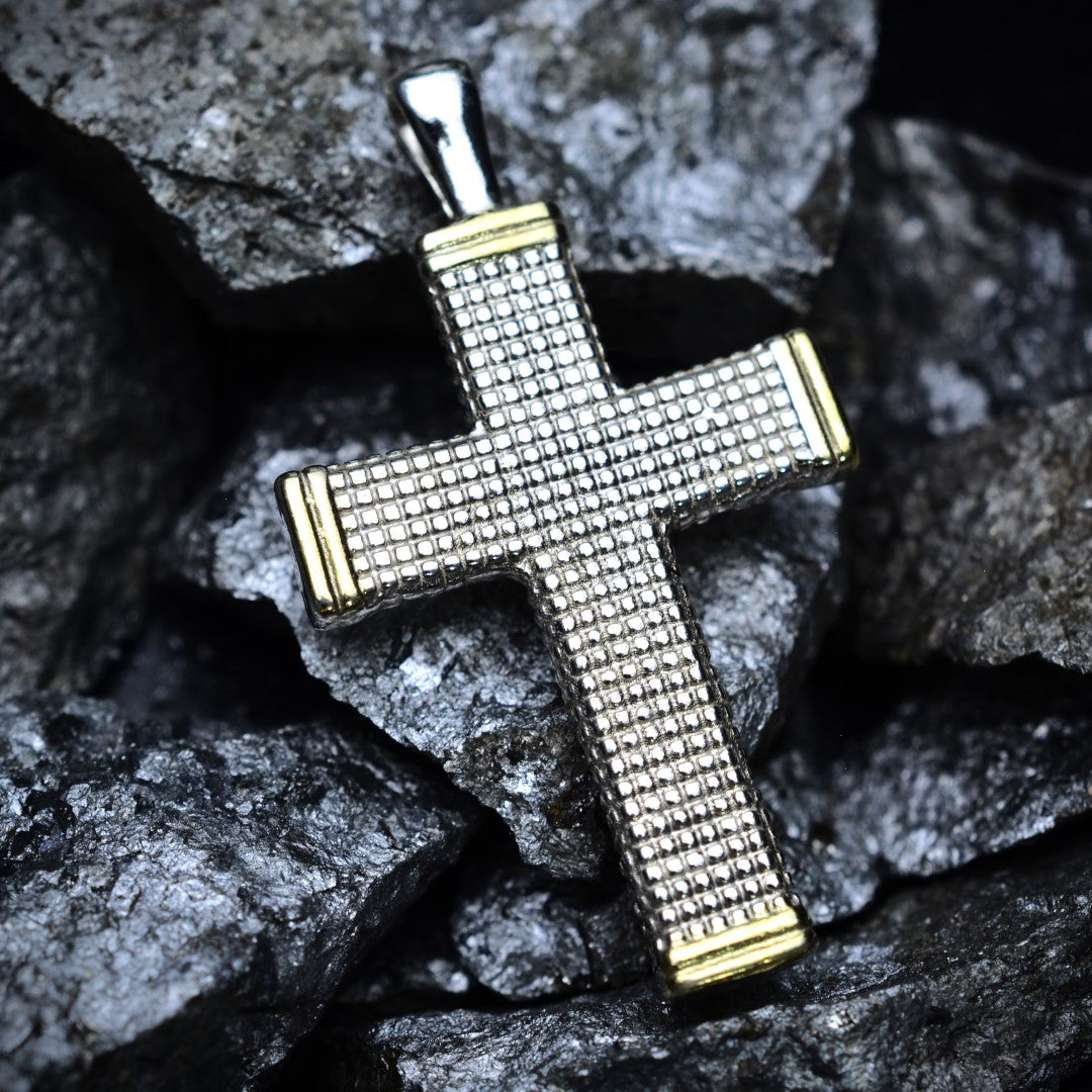 Сребърен медальон 925 „Кръст с орнаментика“ – талисман за вяра и закрила със златни акценти | Бохо – Рустик – Скулптурно бижу | Арт Дива